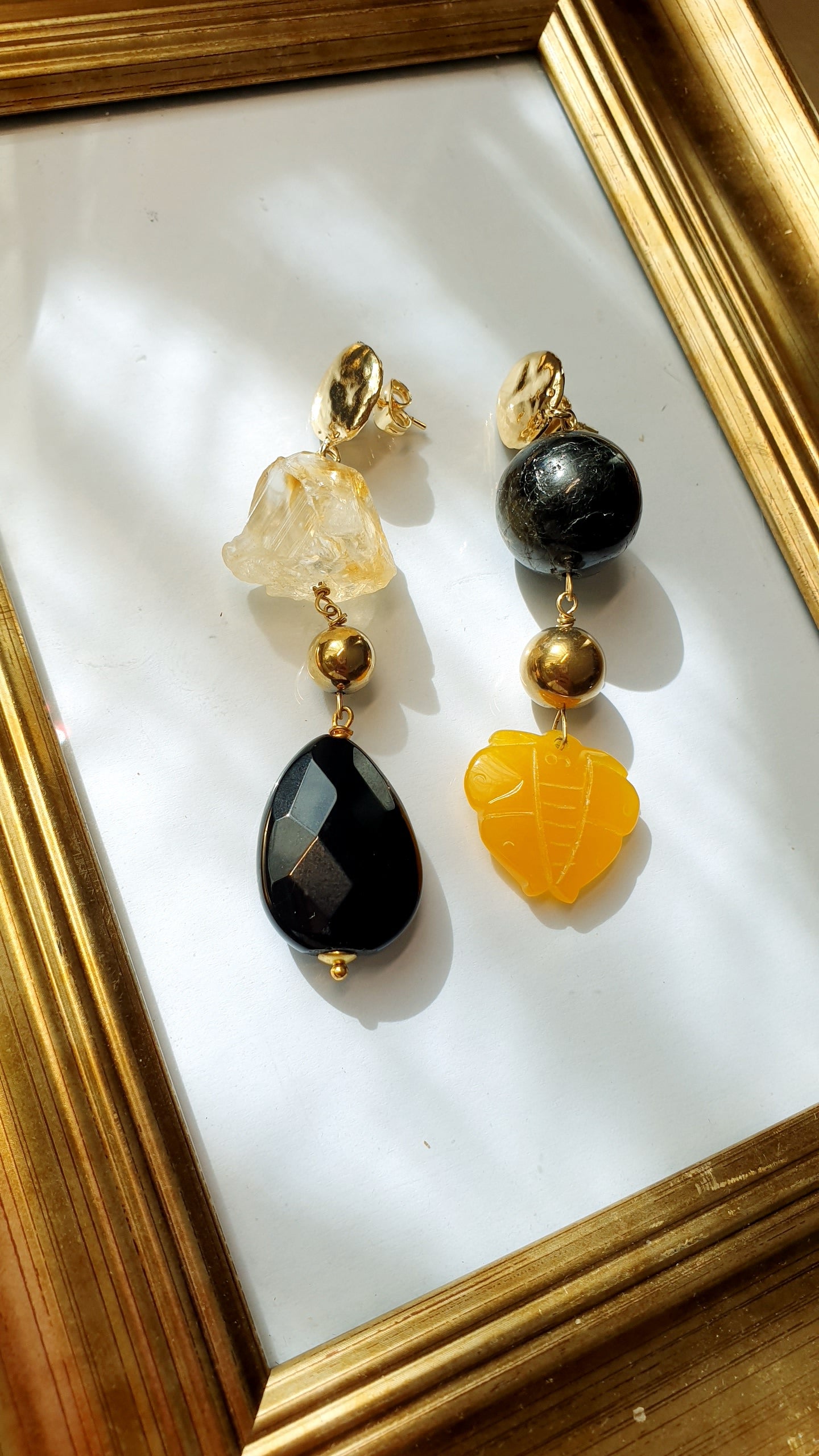 Orecchini in ottone con onice, labradorite nera, giada, citrino
