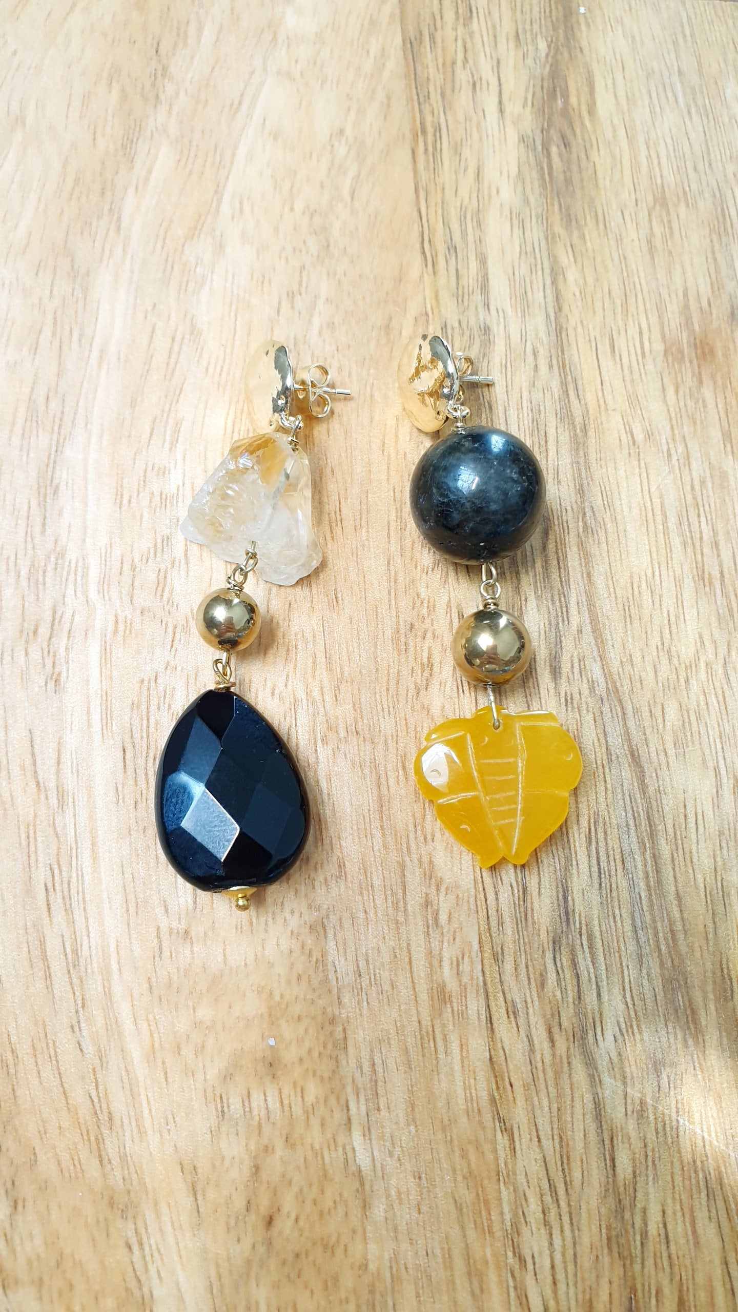 Orecchini in ottone con onice, labradorite nera, giada, citrino