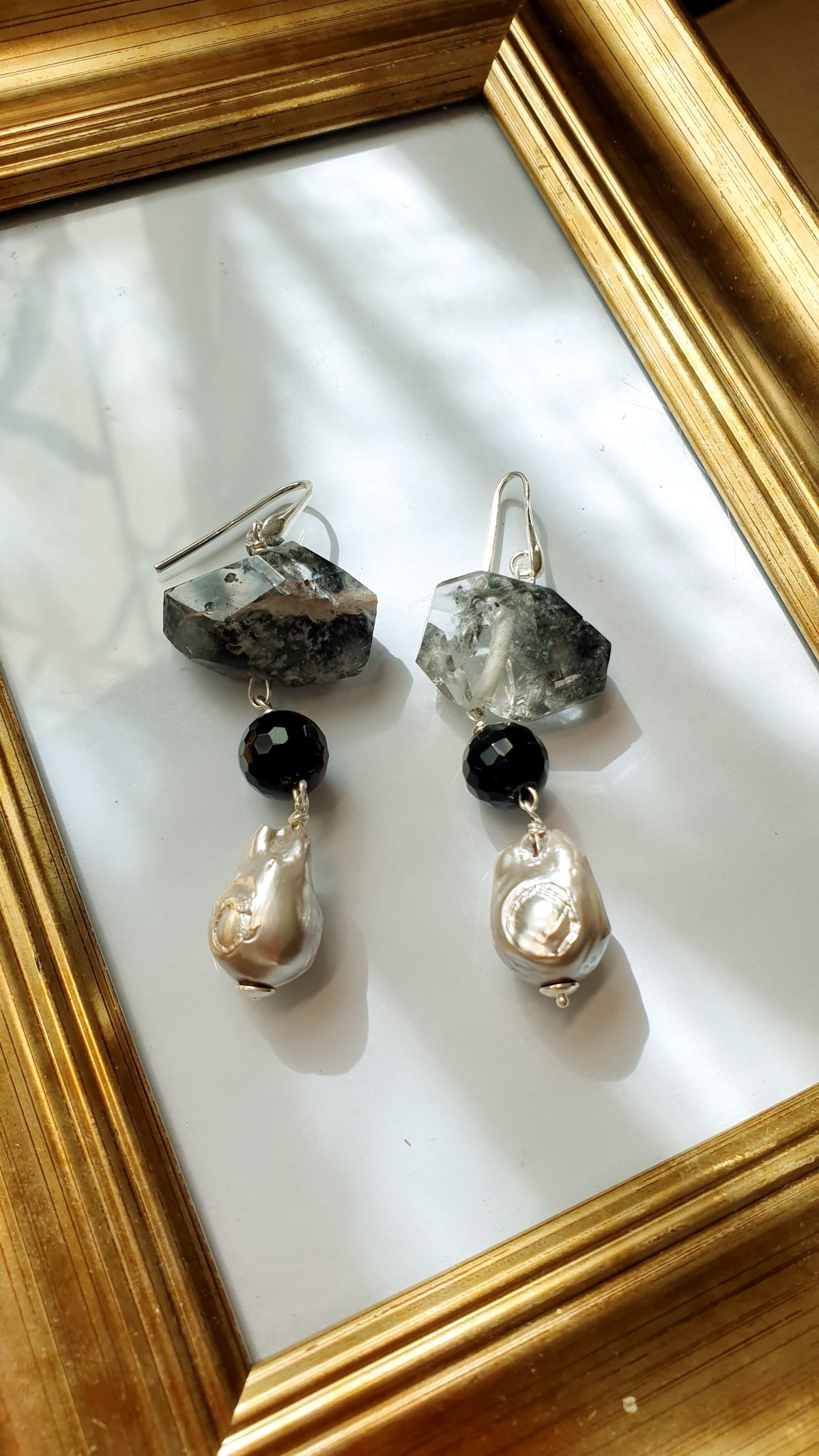 Orecchini in argento con quarzo tormalinato, onice, perle