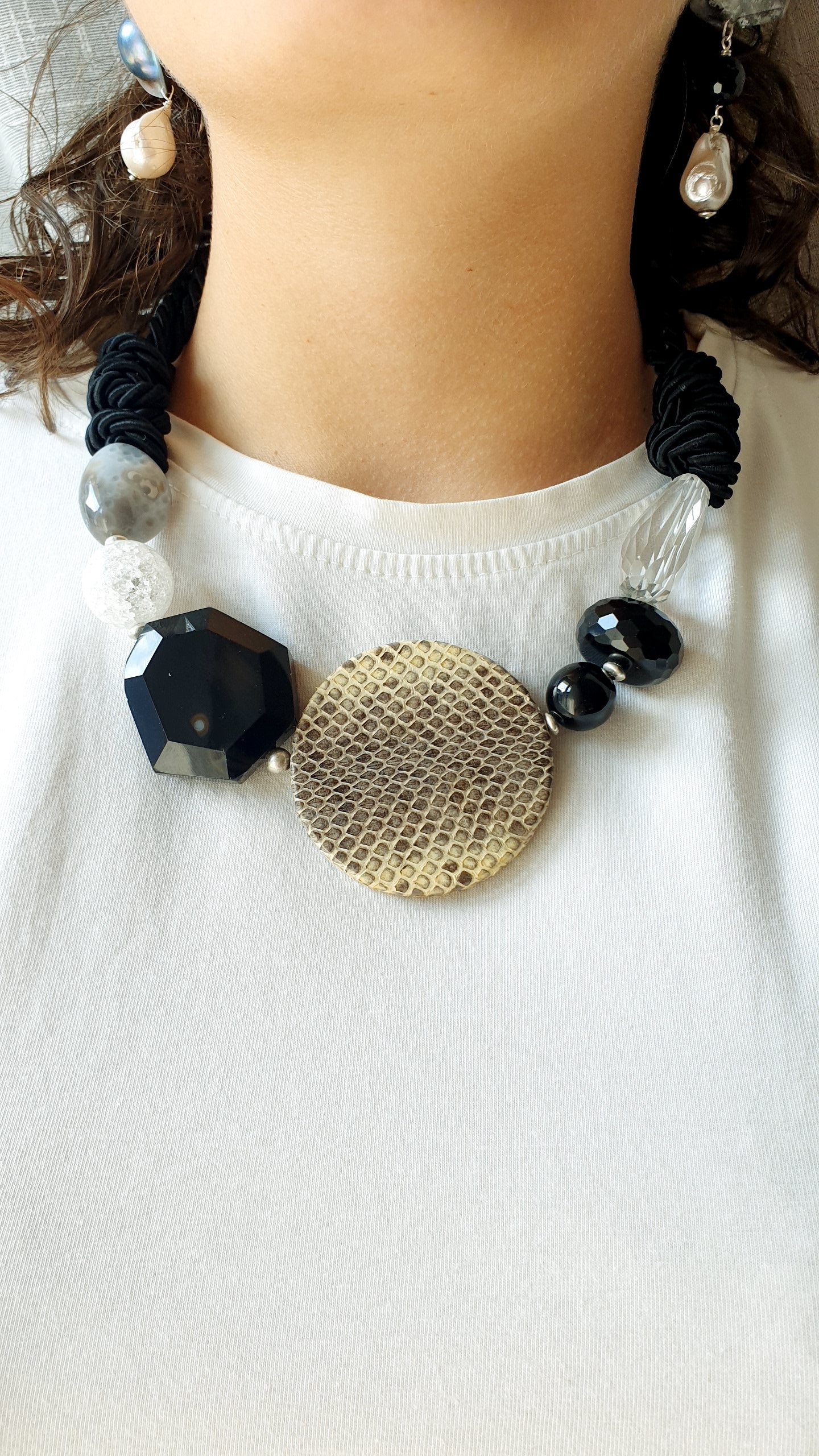 Girocollo in seta con onice, quarzi, agate
