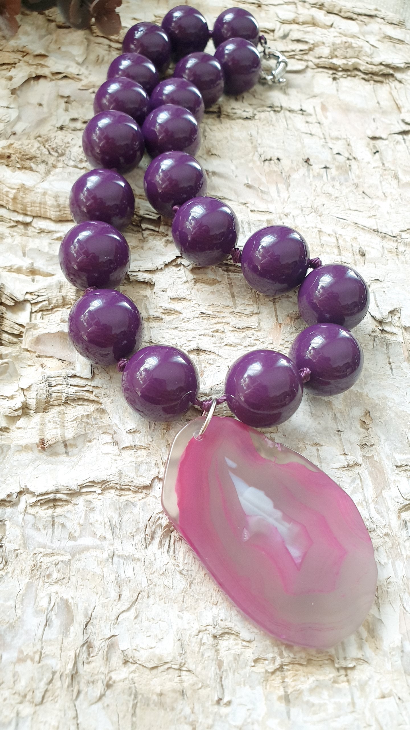 Collana in resina e fetta di agata