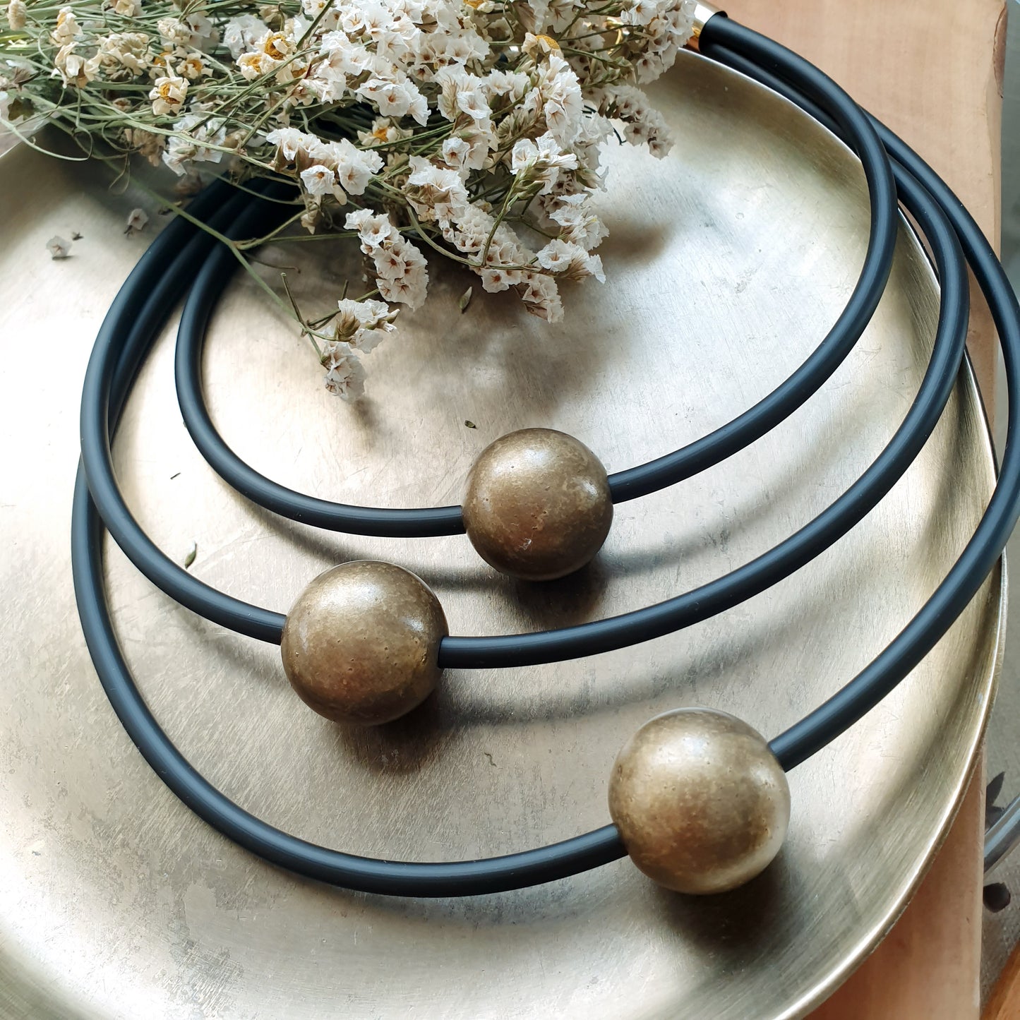 Collana in caucciù con sfere in resina
