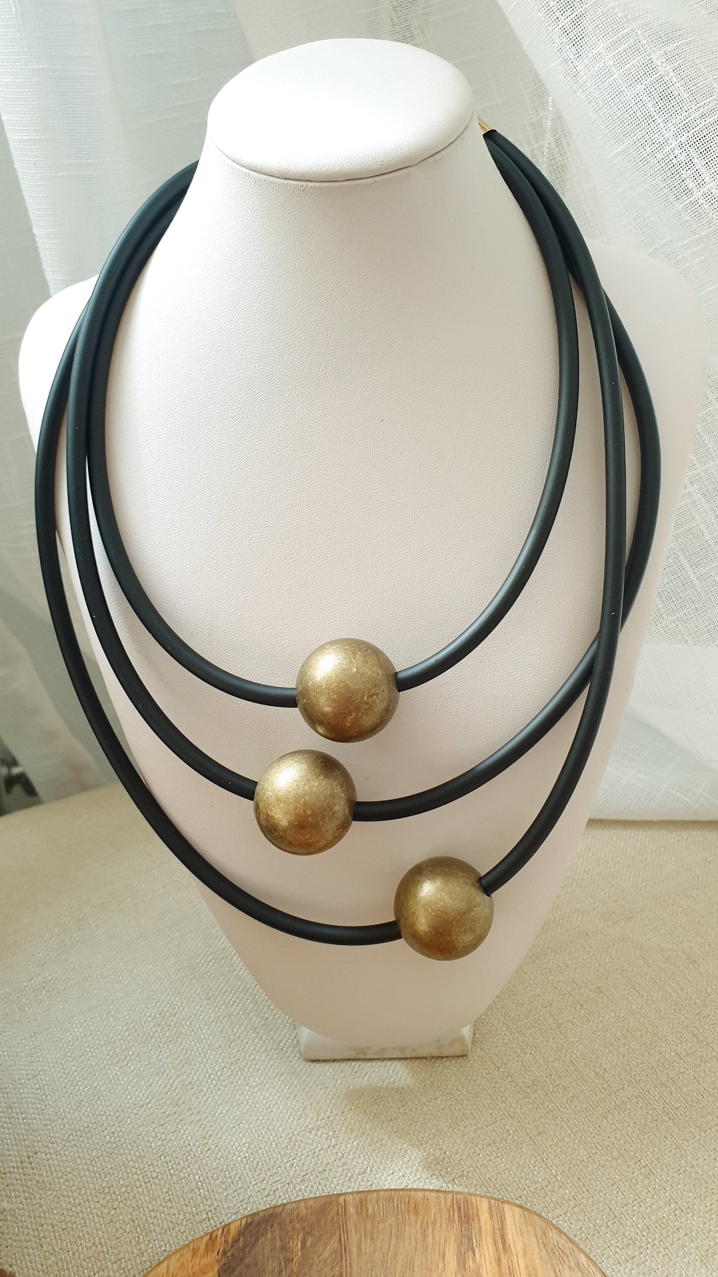 Collana in caucciù con sfere in resina