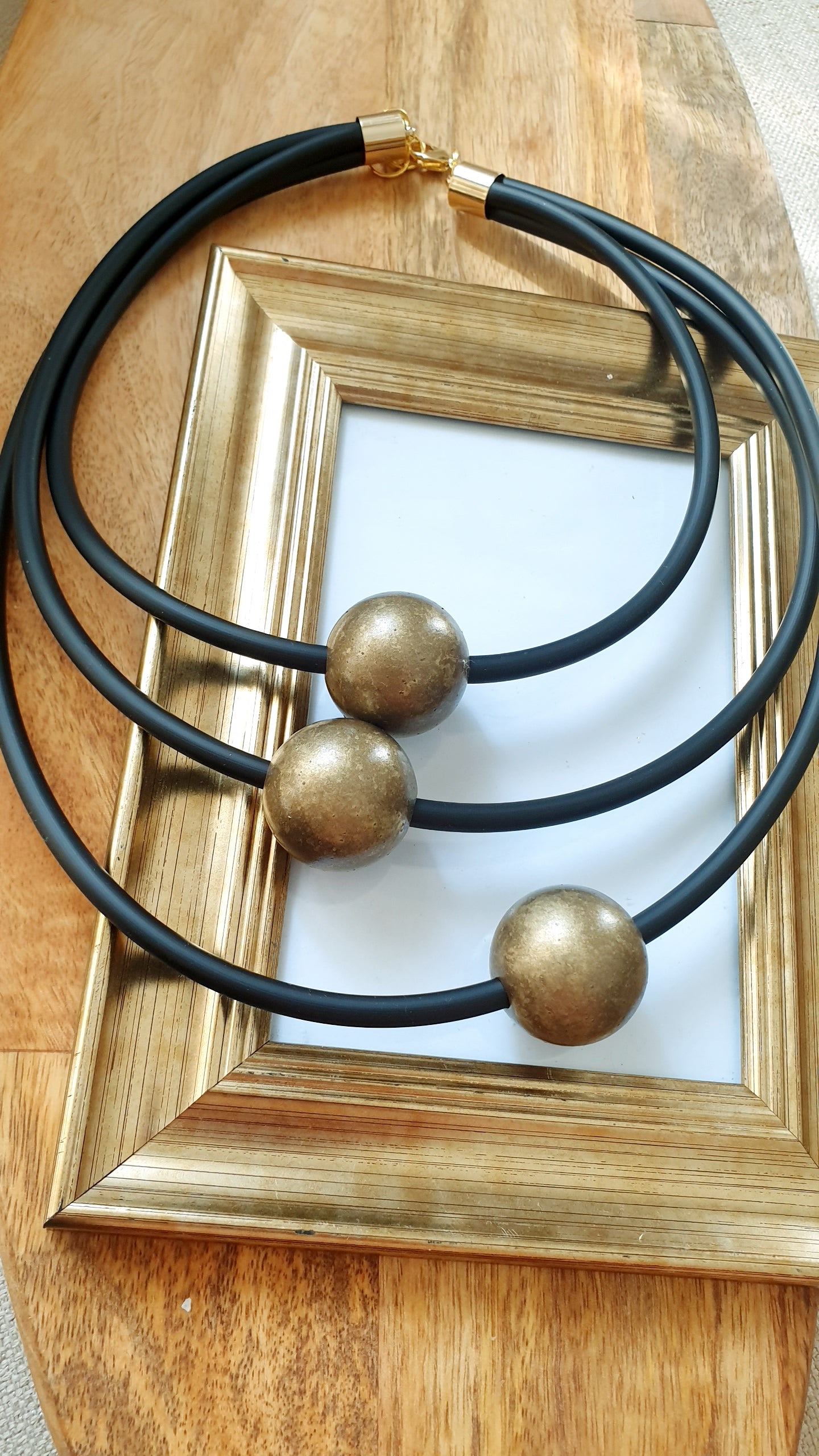 Collana in caucciù con sfere in resina