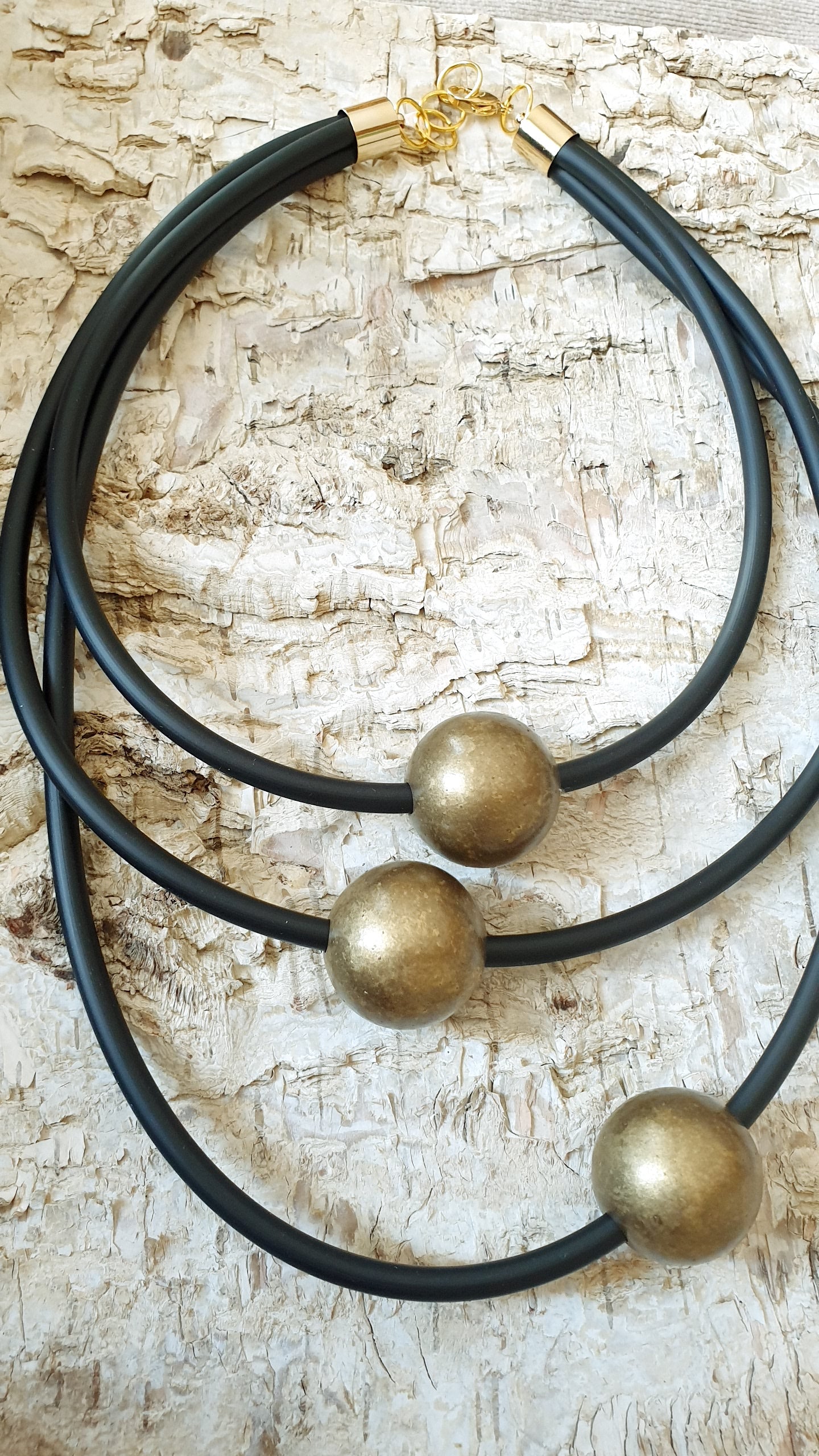 Collana in caucciù con sfere in resina