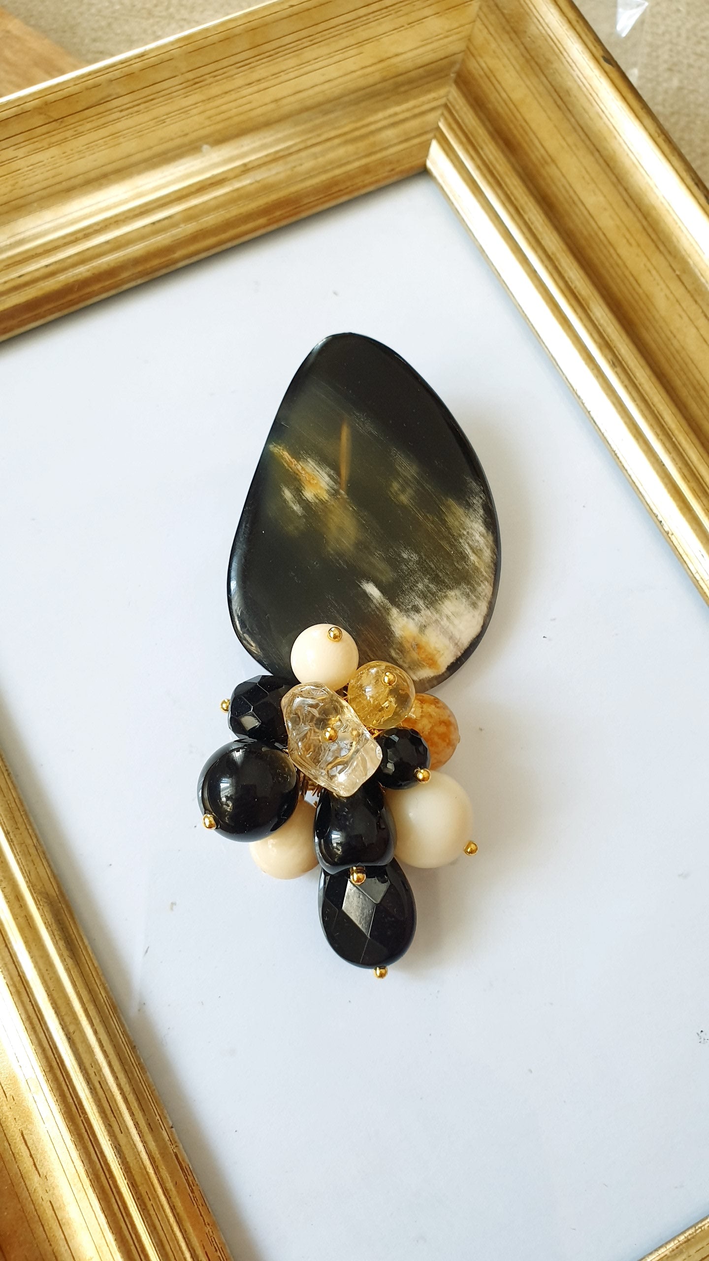 Spilla in corno con pietre dure