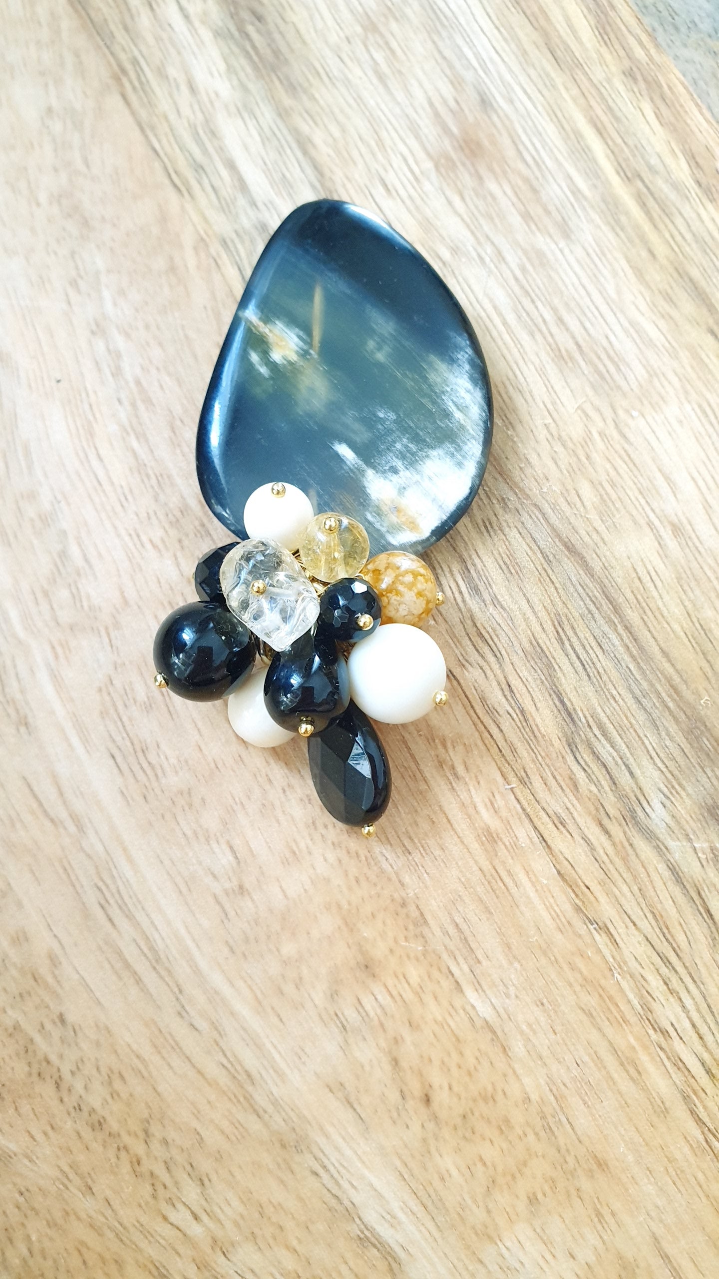 Spilla in corno con pietre dure