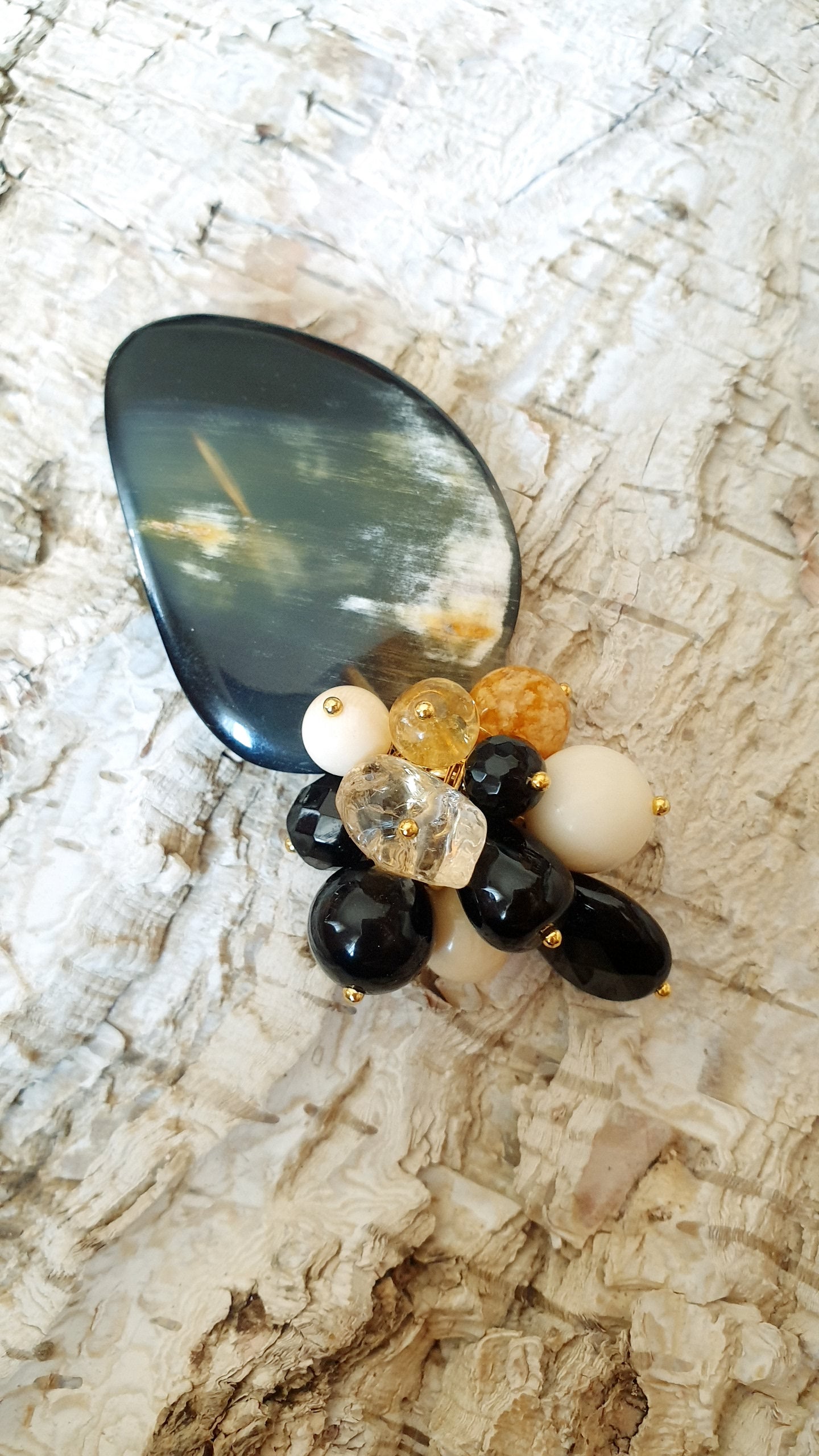 Spilla in corno con pietre dure