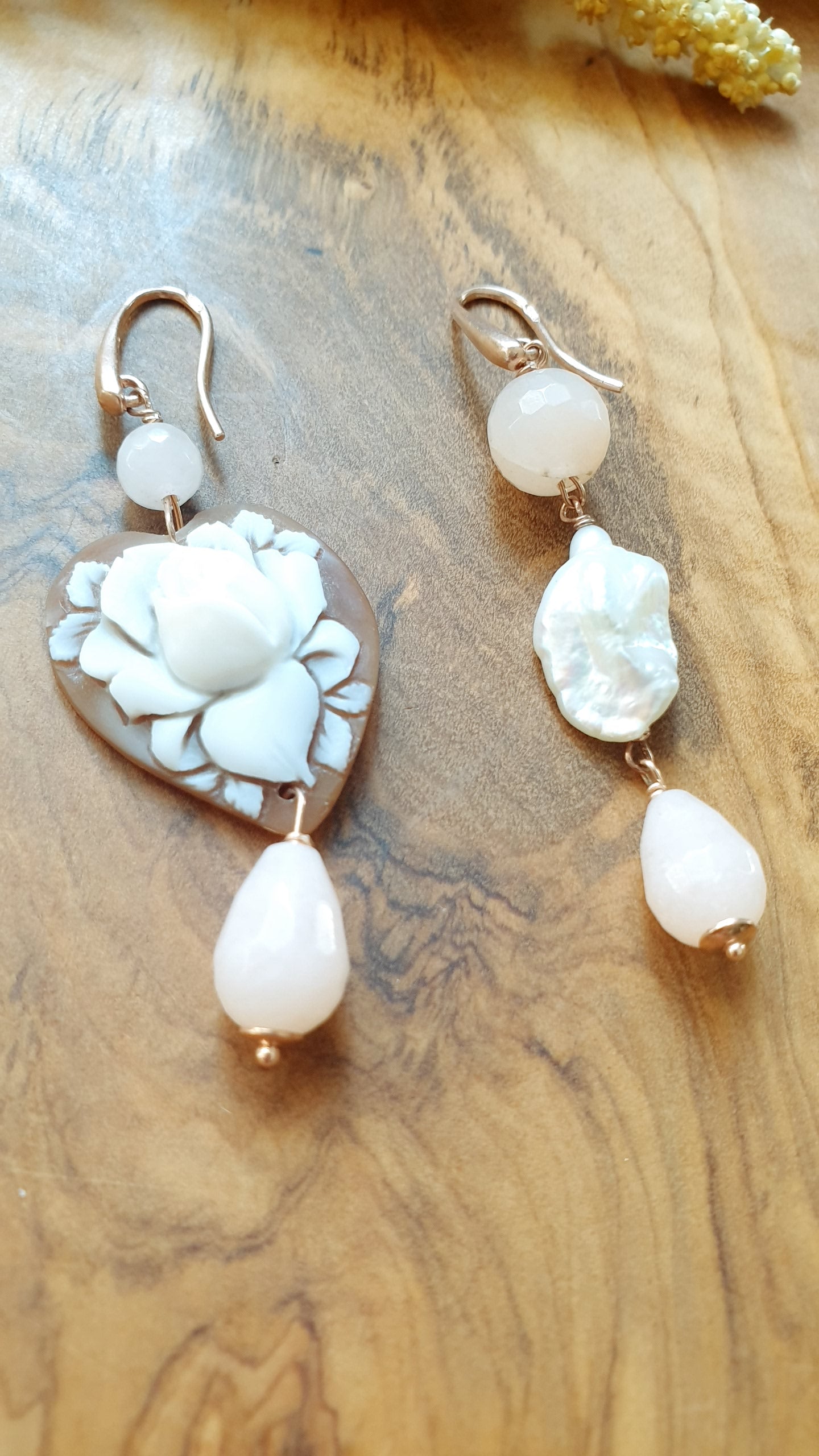 Orecchini in argento con cammeo, quarzo rosa, perla di fiume