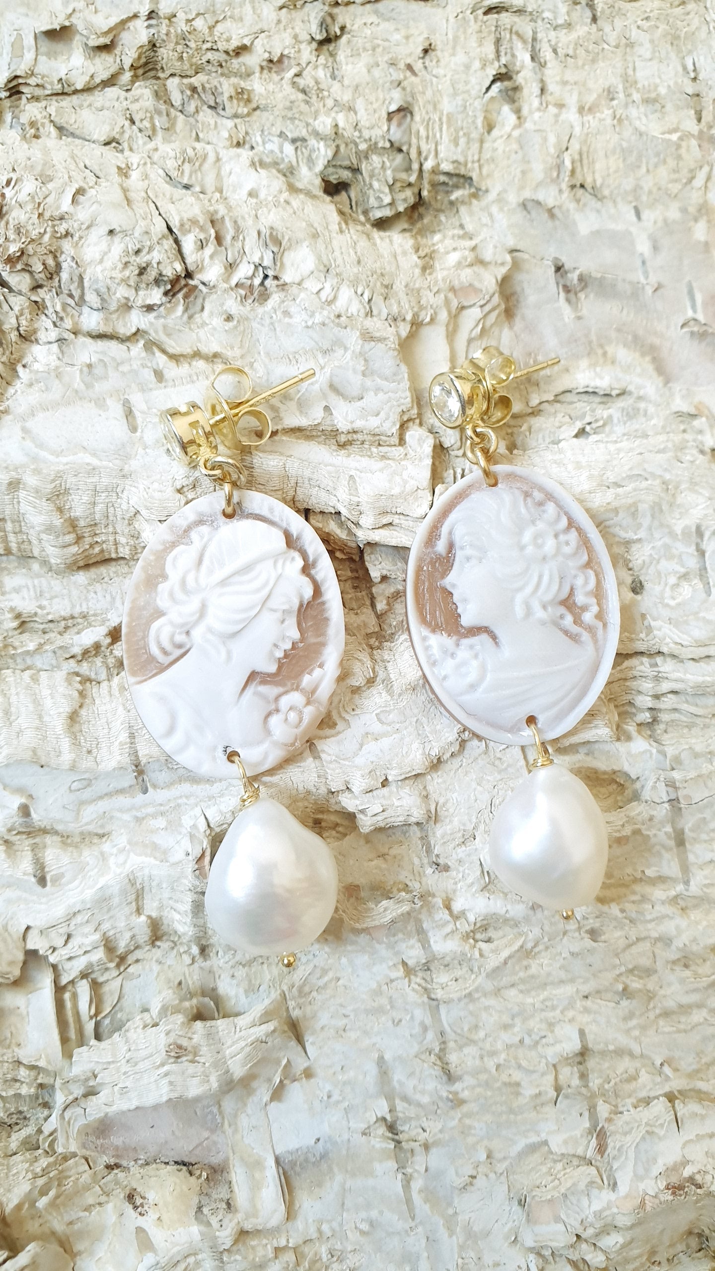Orecchini in argento con cammei e perle