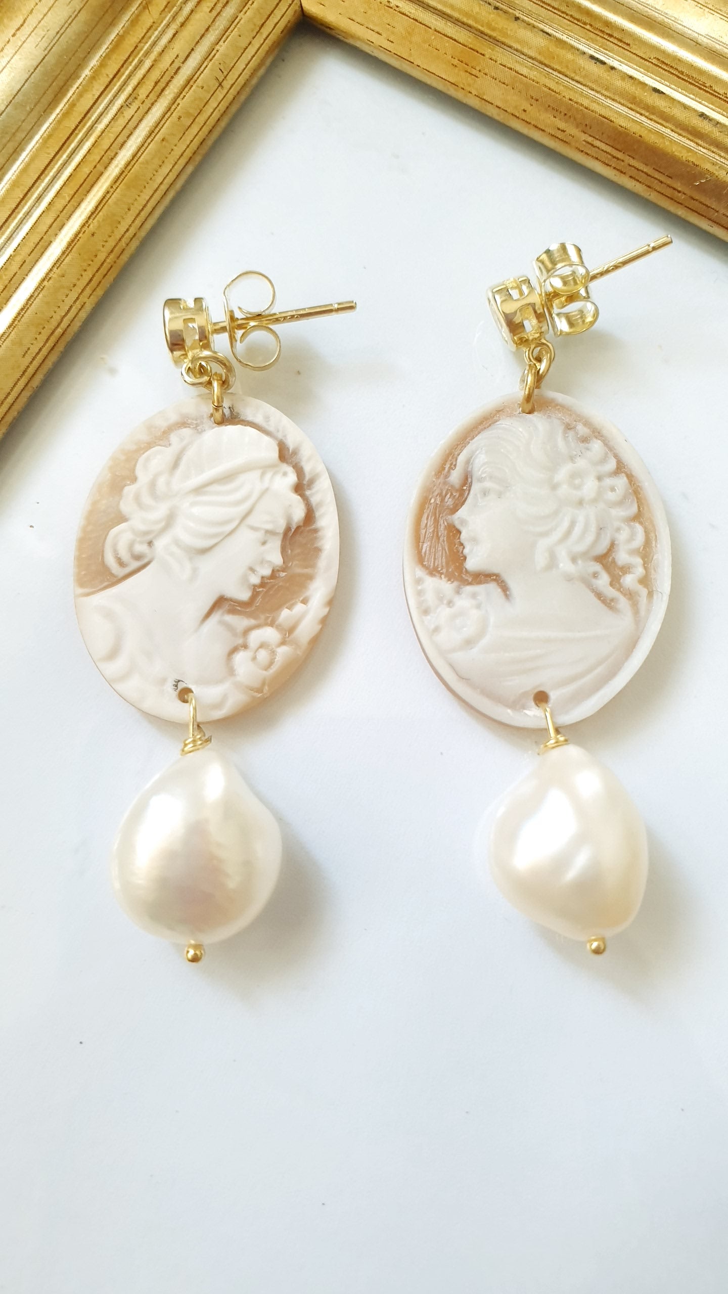 Orecchini in argento con cammei e perle
