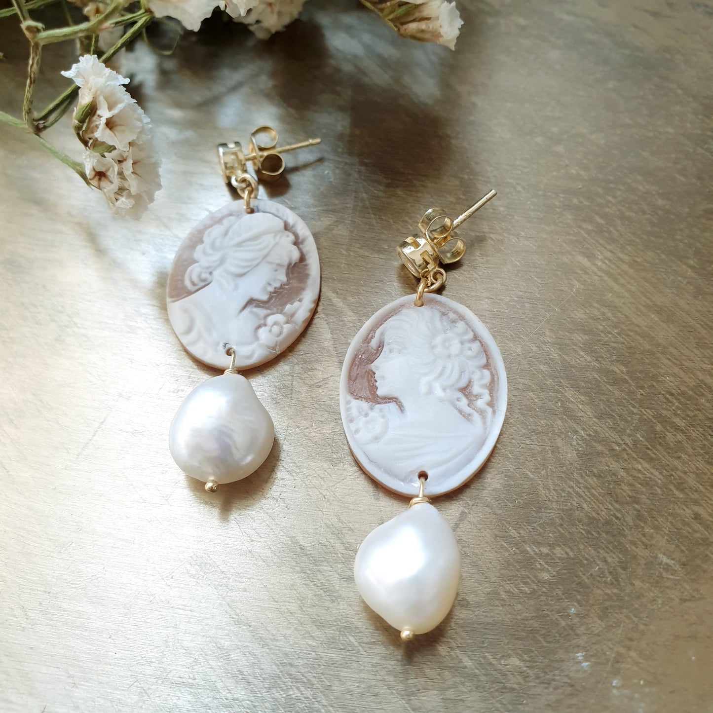 Orecchini in argento con cammei e perle