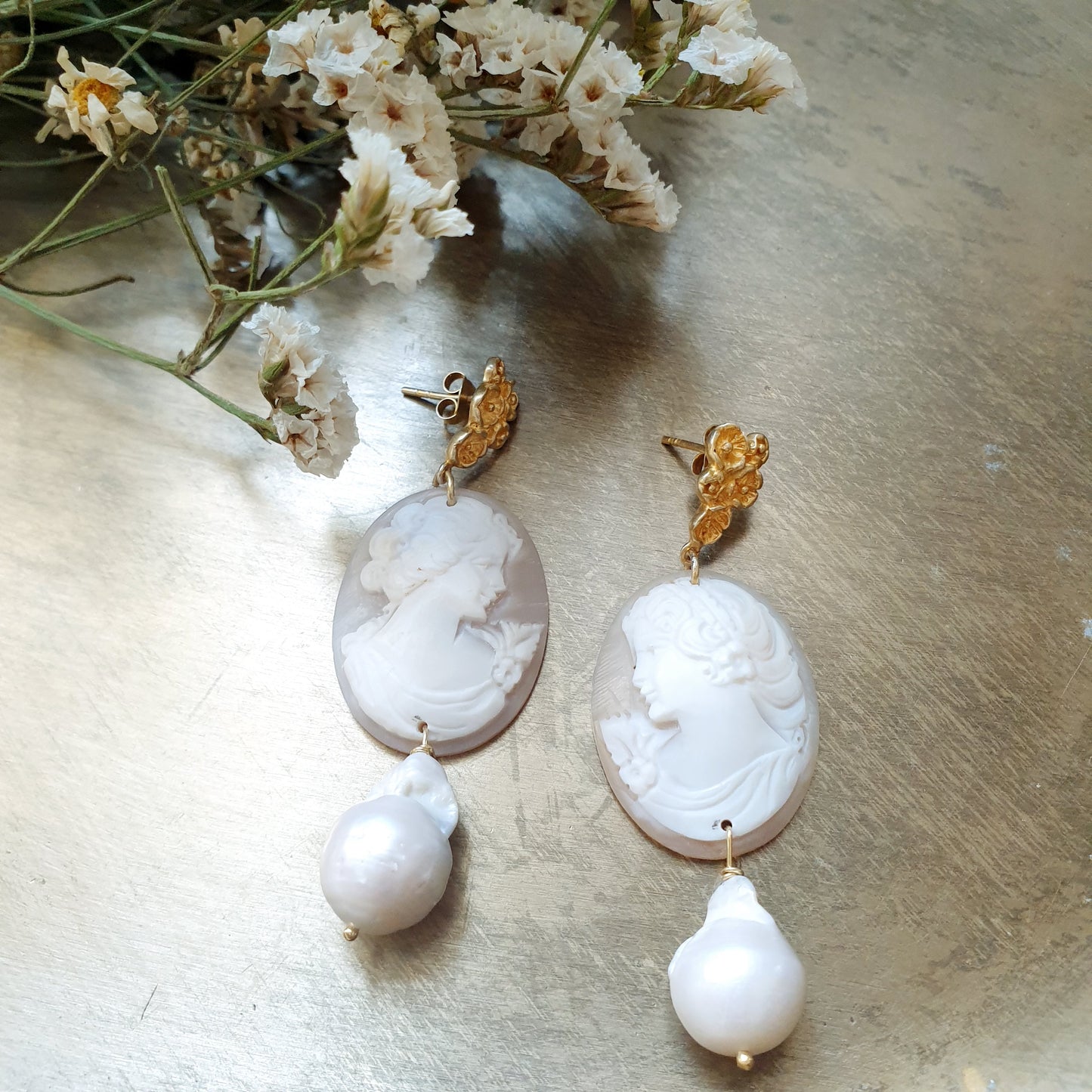 Orecchini in argento con cammei e perle barocche