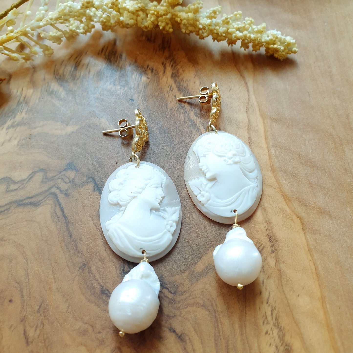 Orecchini in argento con cammei e perle barocche