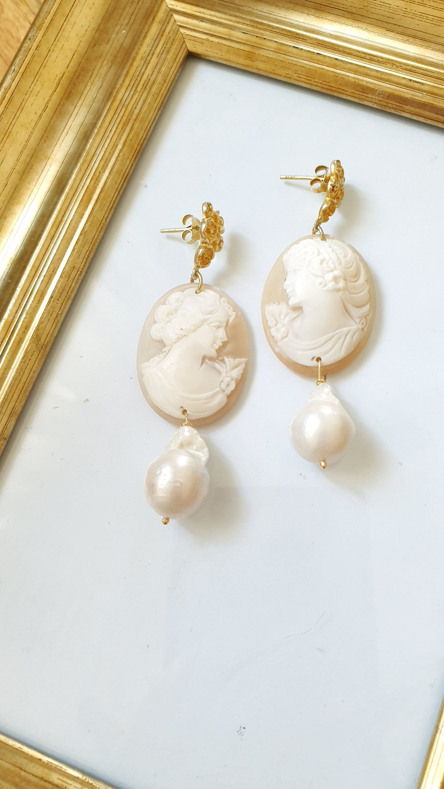 Orecchini in argento con cammei e perle barocche