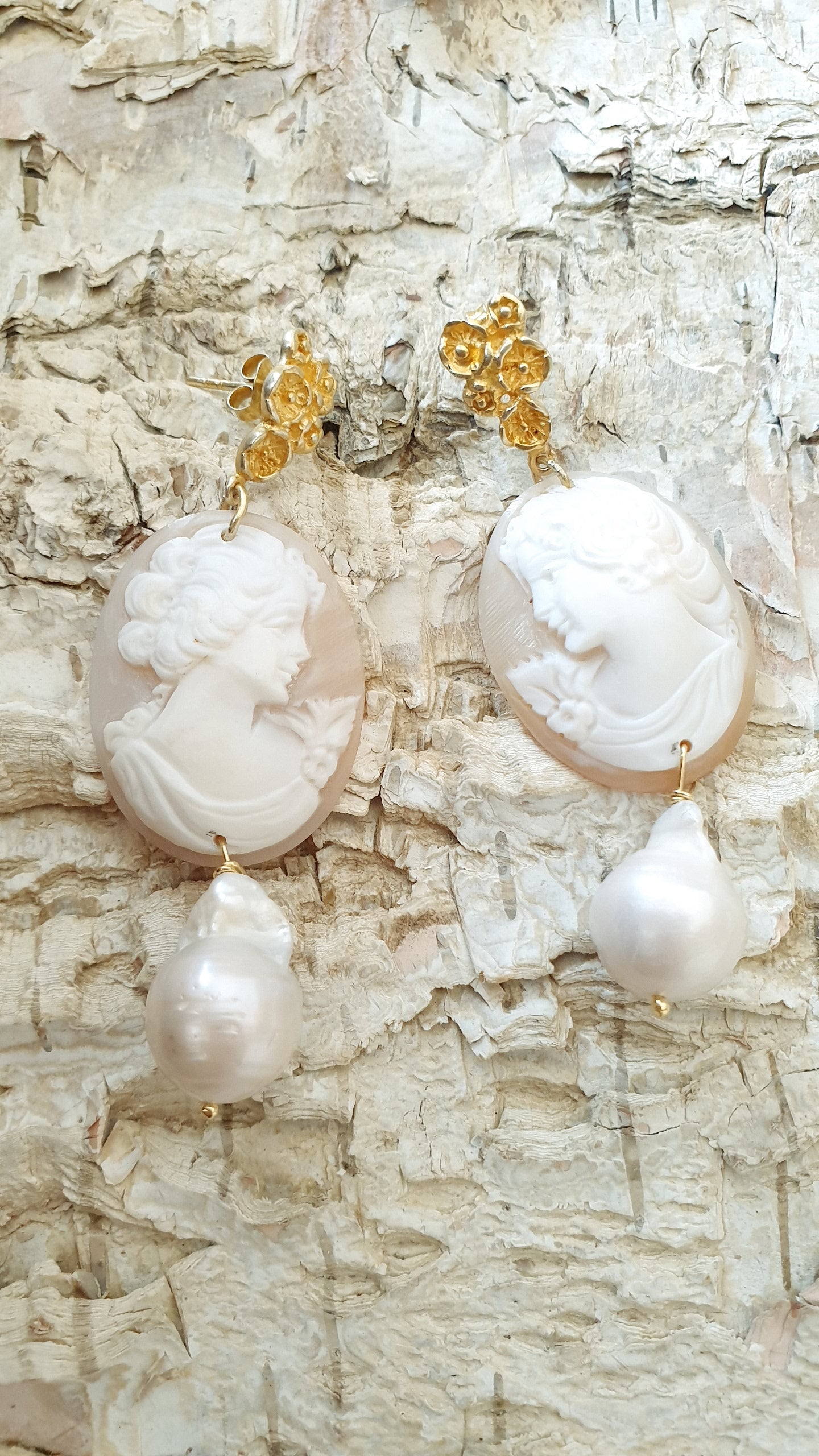 Orecchini in argento con cammei e perle barocche