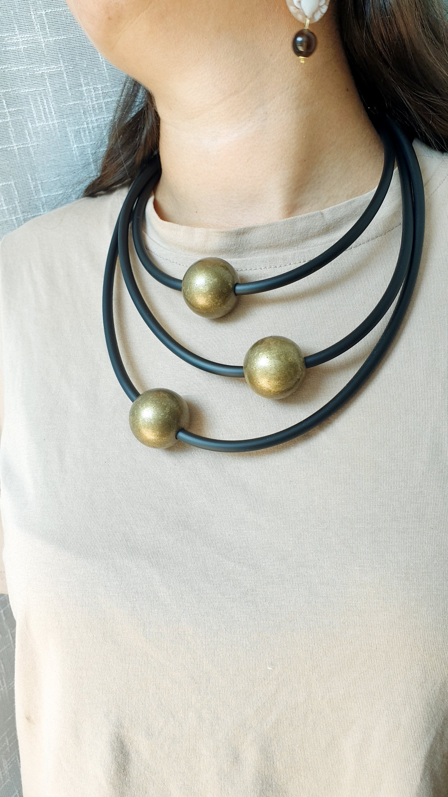 Collana in caucciù con sfere in resina