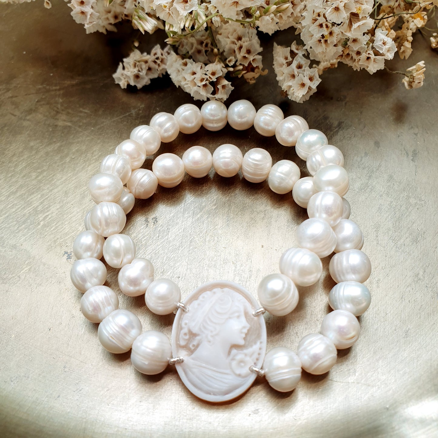 Bracciale in perle di fiume e cammeo