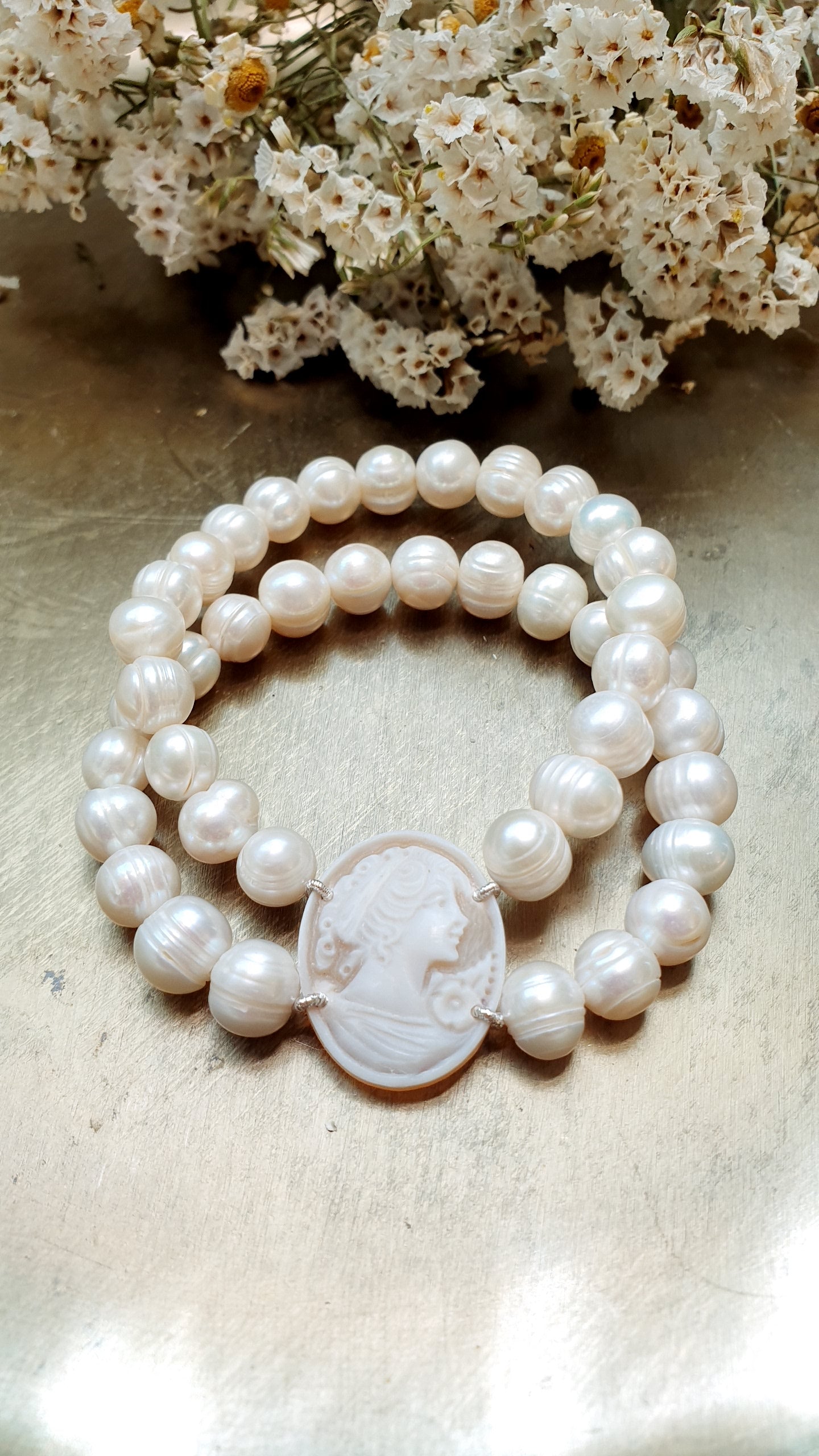 Bracciale in perle di fiume e cammeo