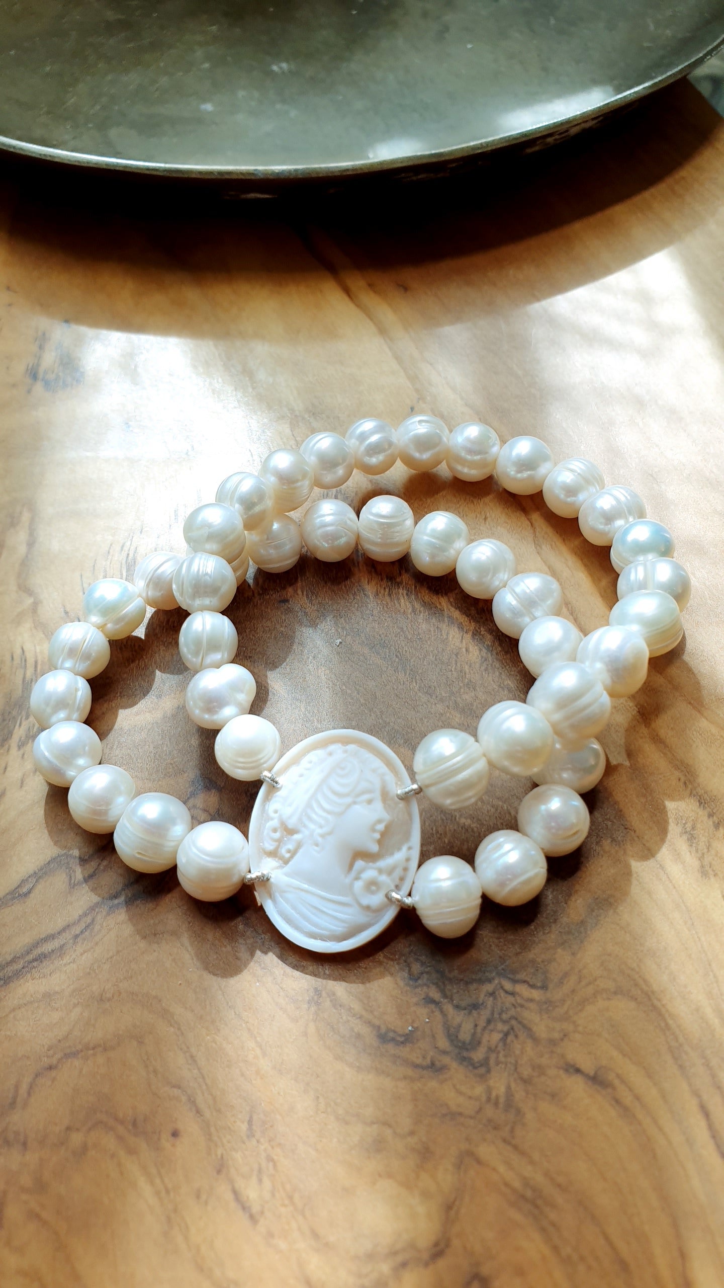 Bracciale in perle di fiume e cammeo