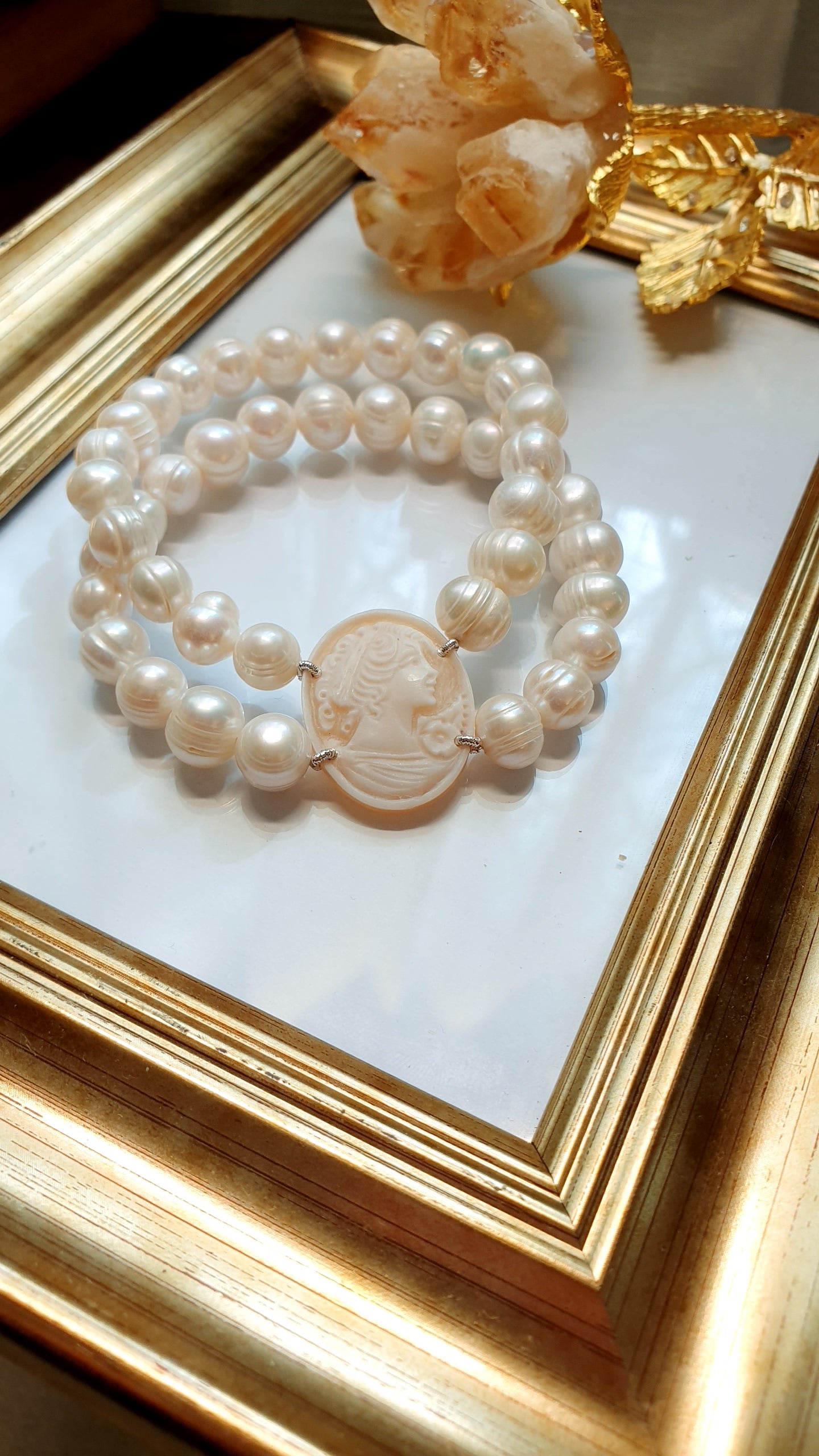 Bracciale in perle di fiume e cammeo
