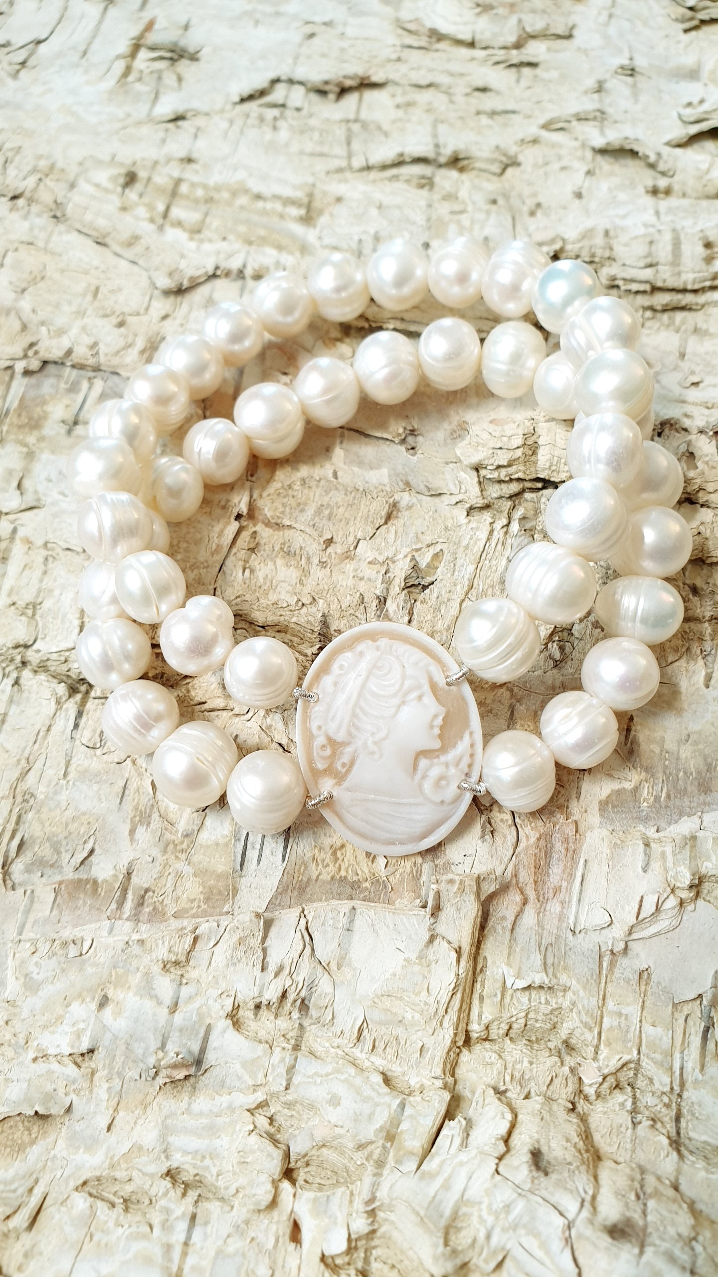 Bracciale in perle di fiume e cammeo