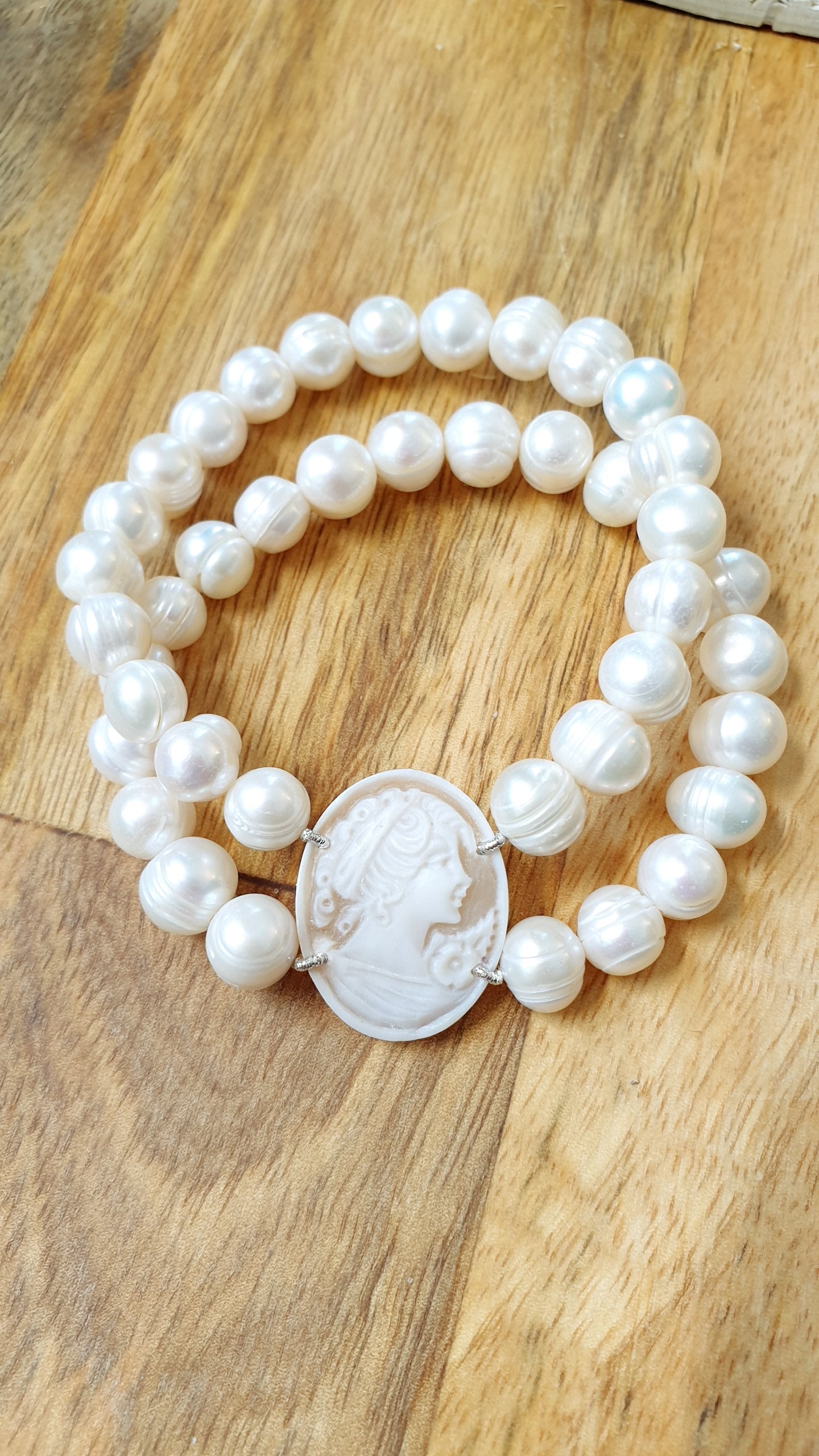 Bracciale in perle di fiume e cammeo