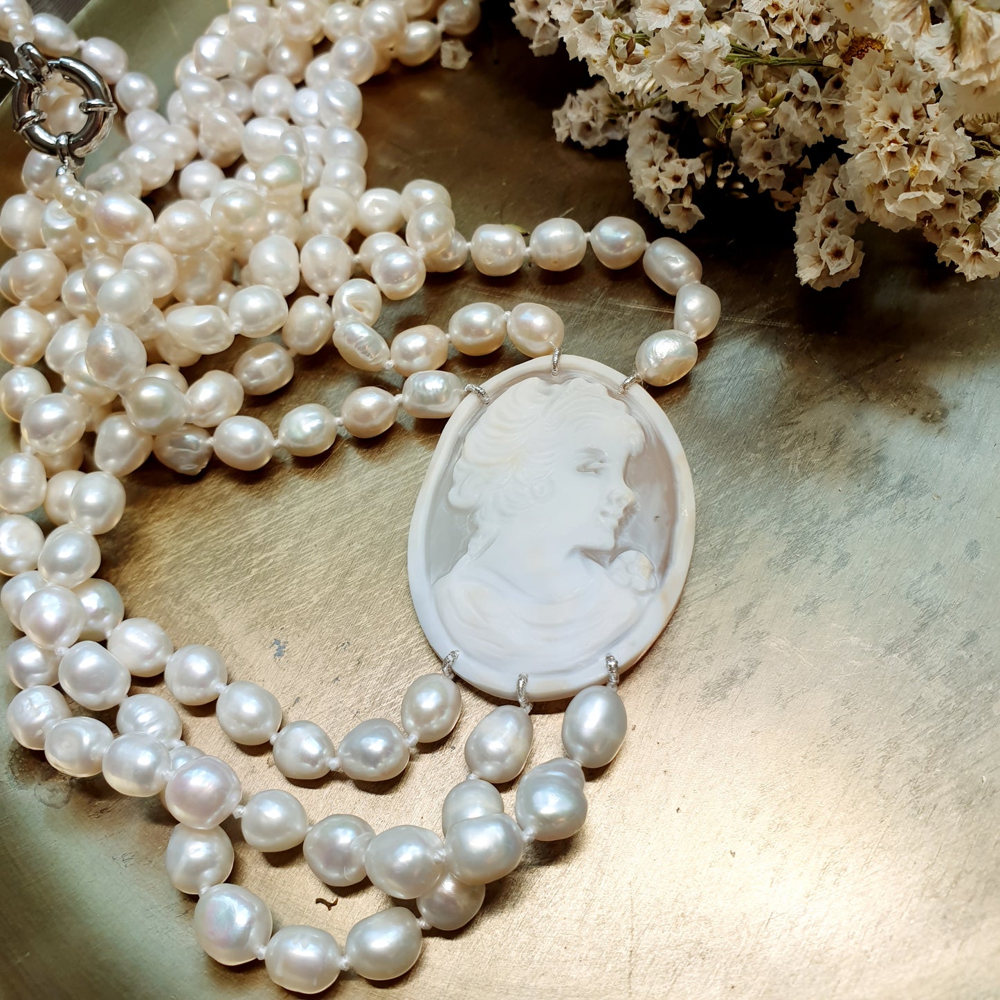 Lunga collana in perle di fiume con cammeo
