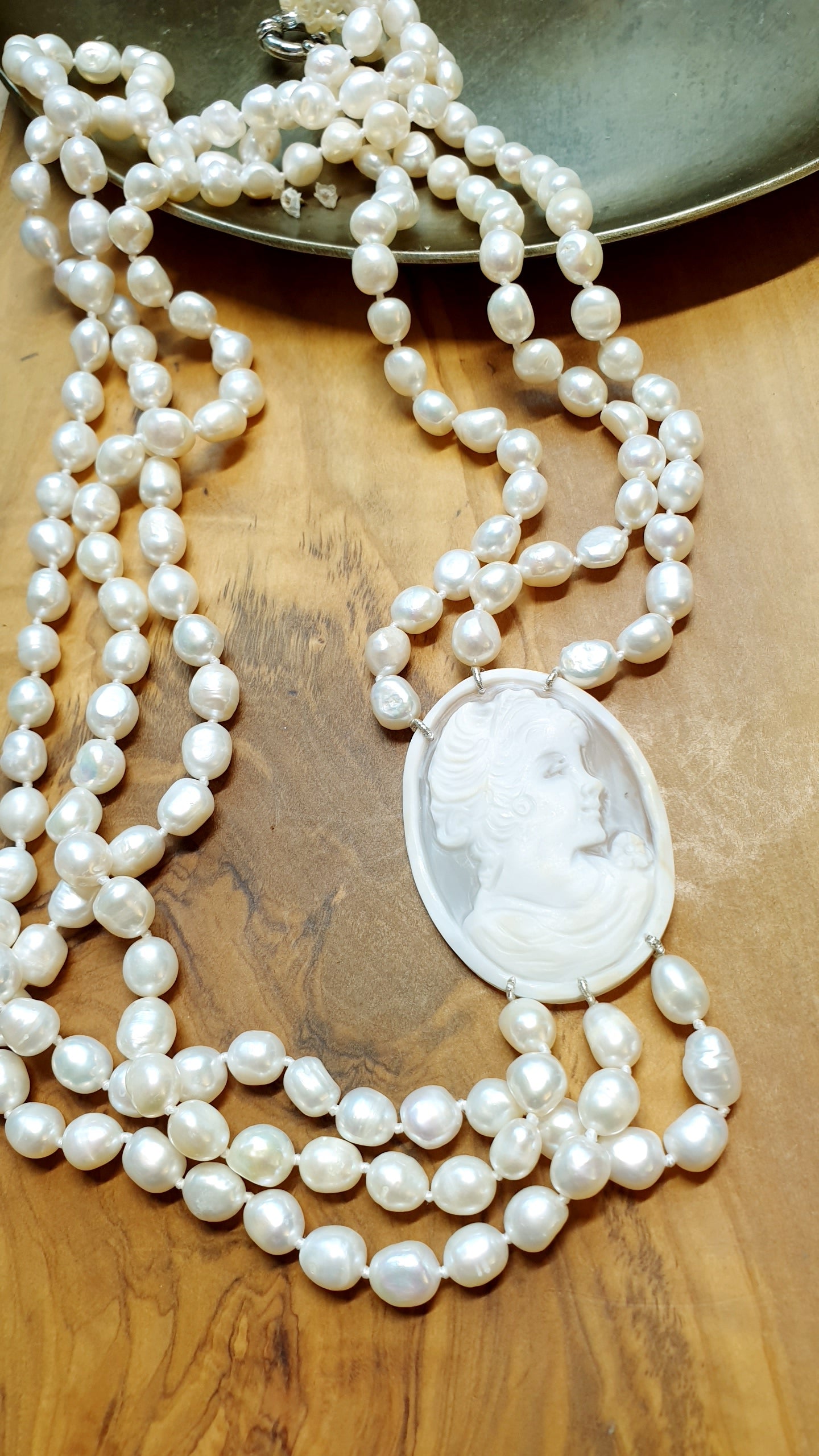 Lunga collana in perle di fiume con cammeo