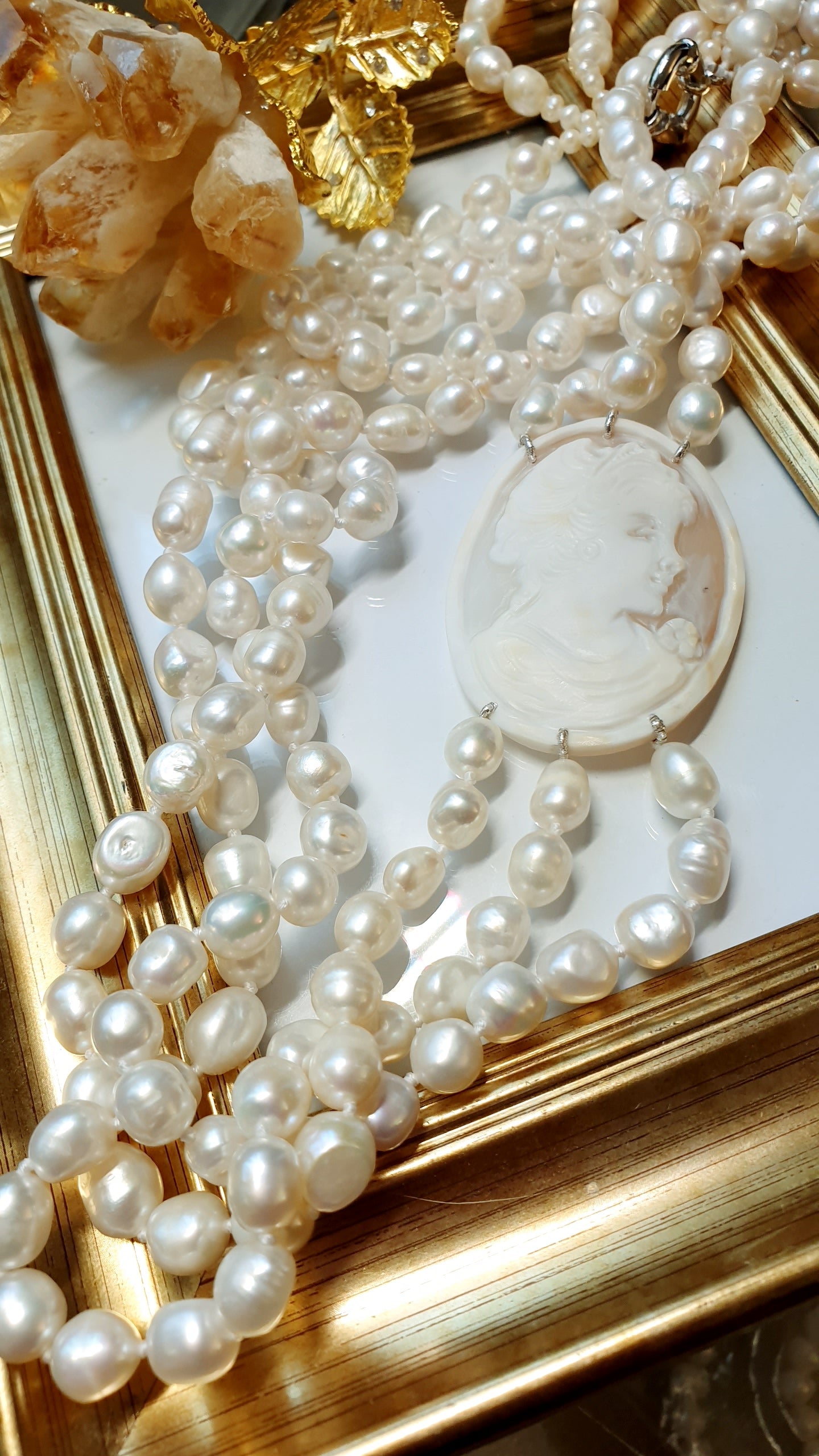 Lunga collana in perle di fiume con cammeo