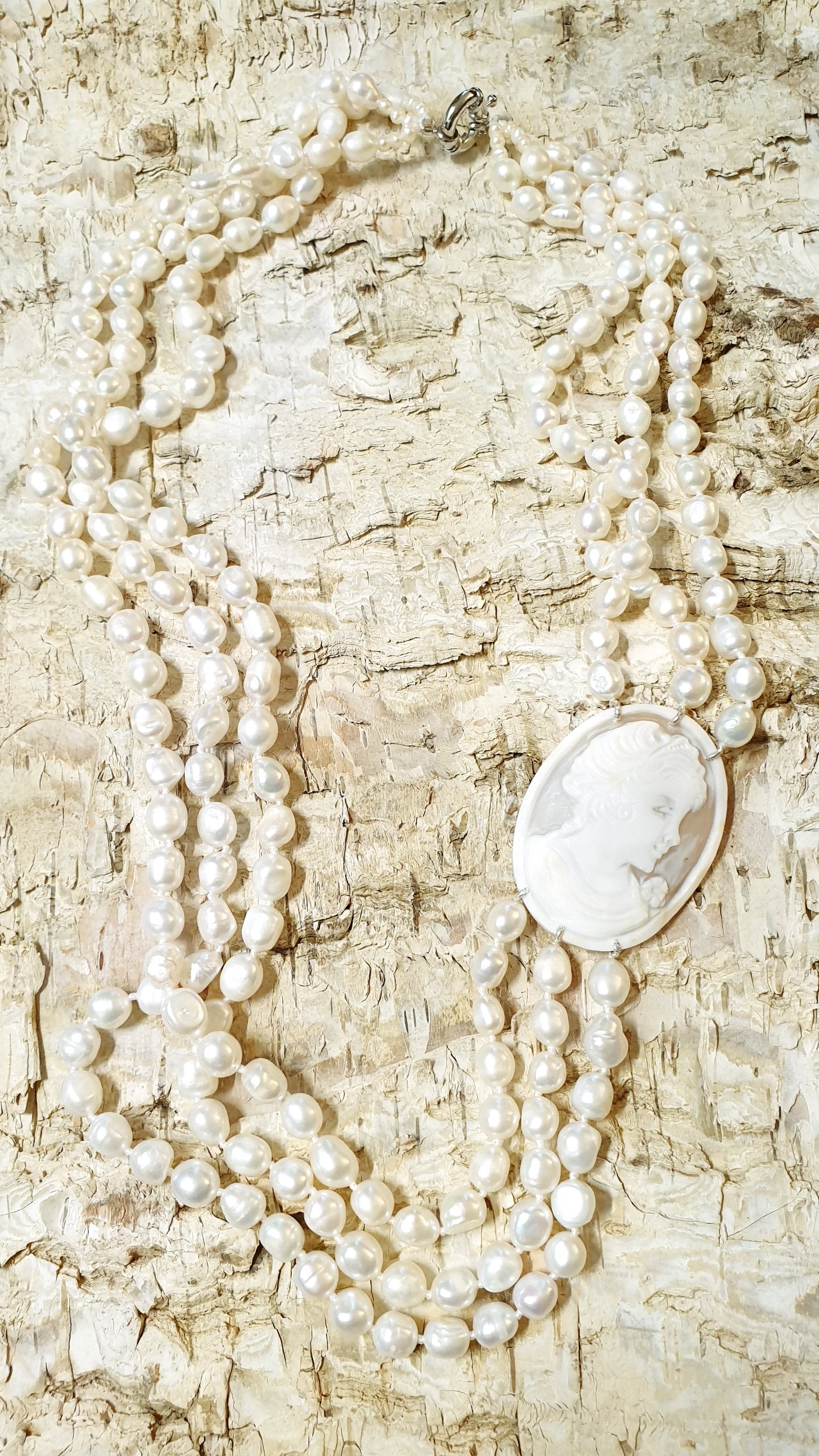Lunga collana in perle di fiume con cammeo