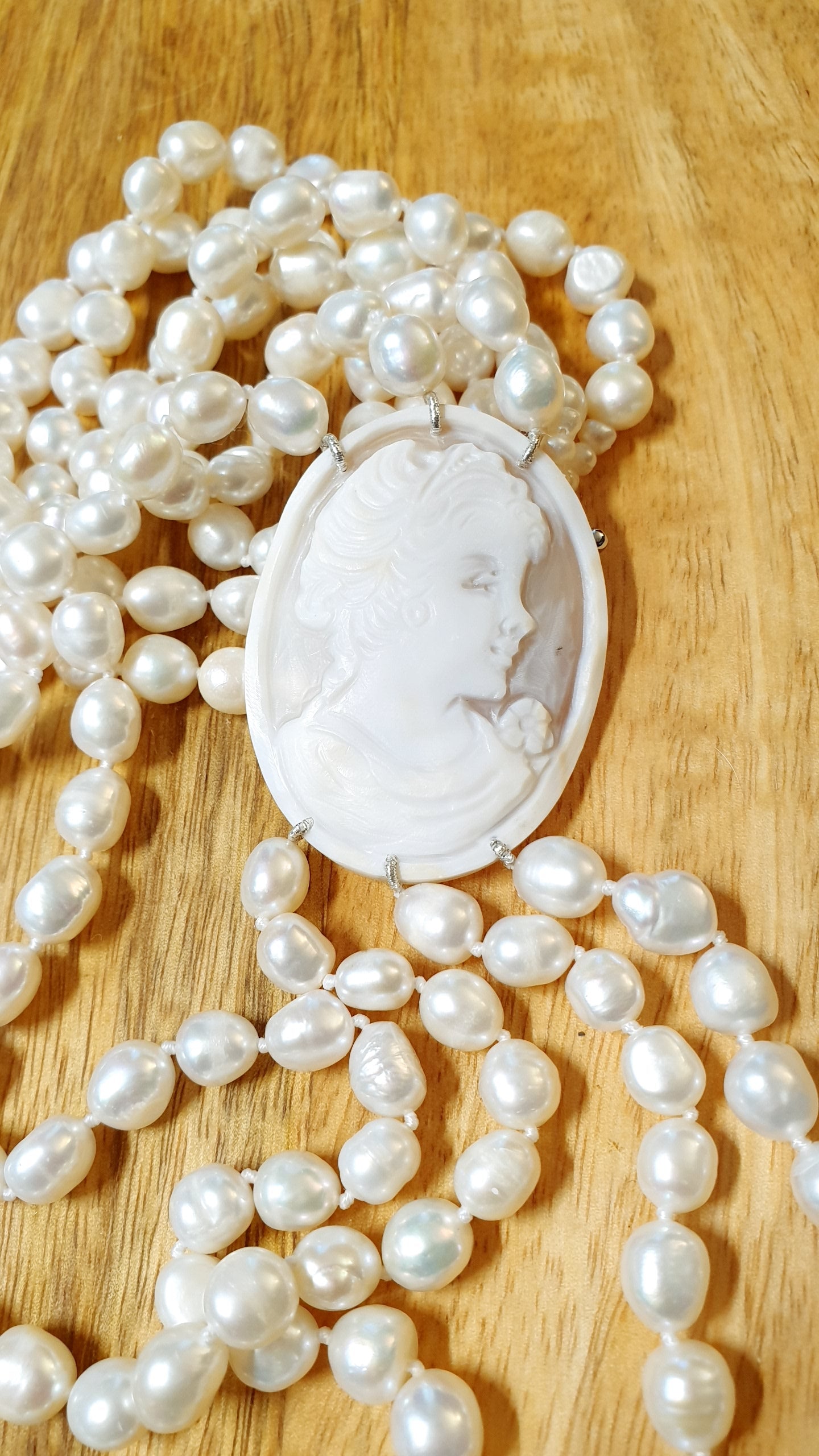Lunga collana in perle di fiume con cammeo