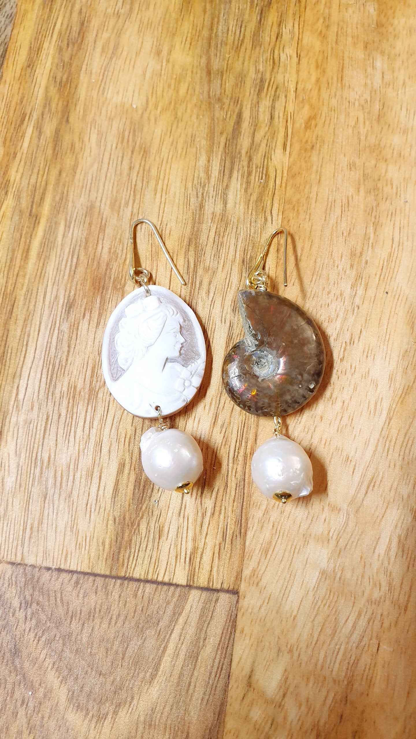 Orecchini in argento con cammeo, ammonite, perle barocche