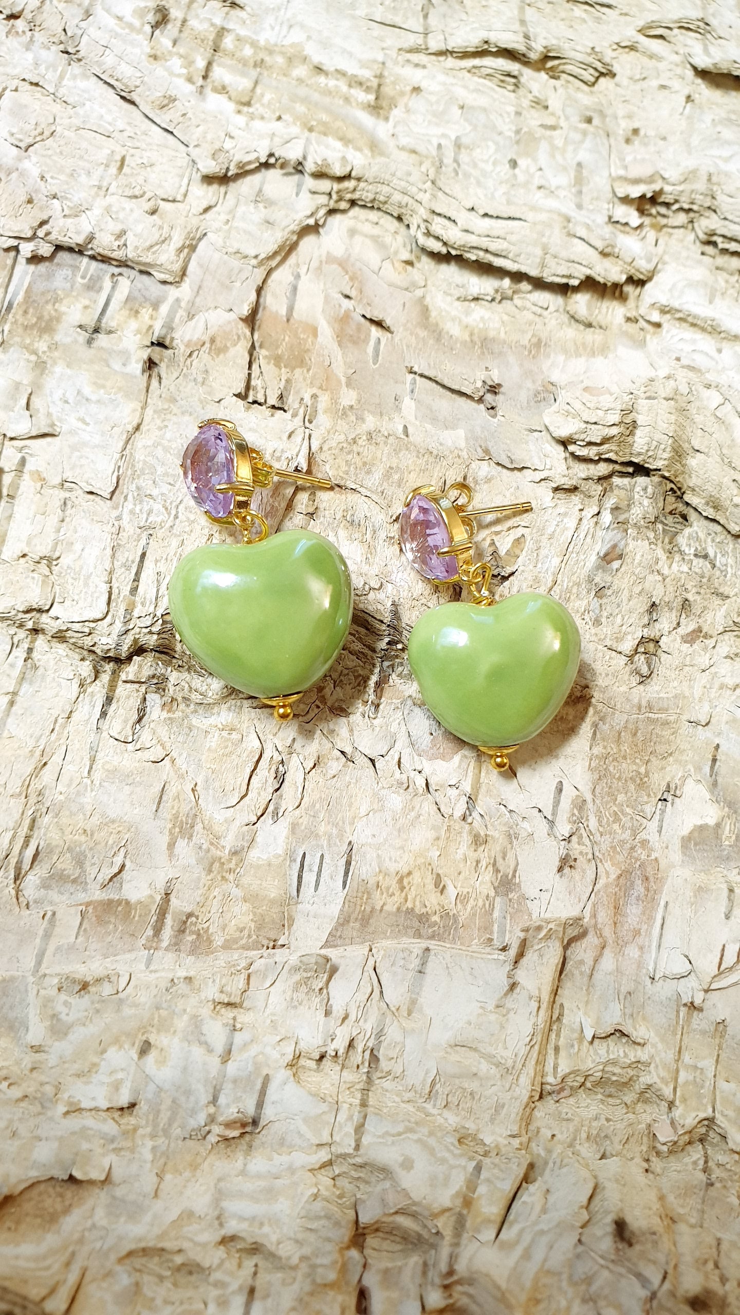 Orecchini a perno con cristalli e cuori in ceramica