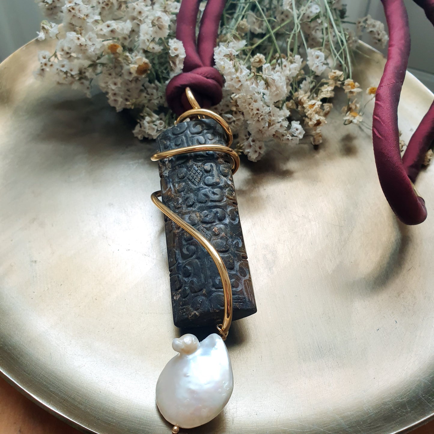 Lunga collana in seta con giada e perla barocca