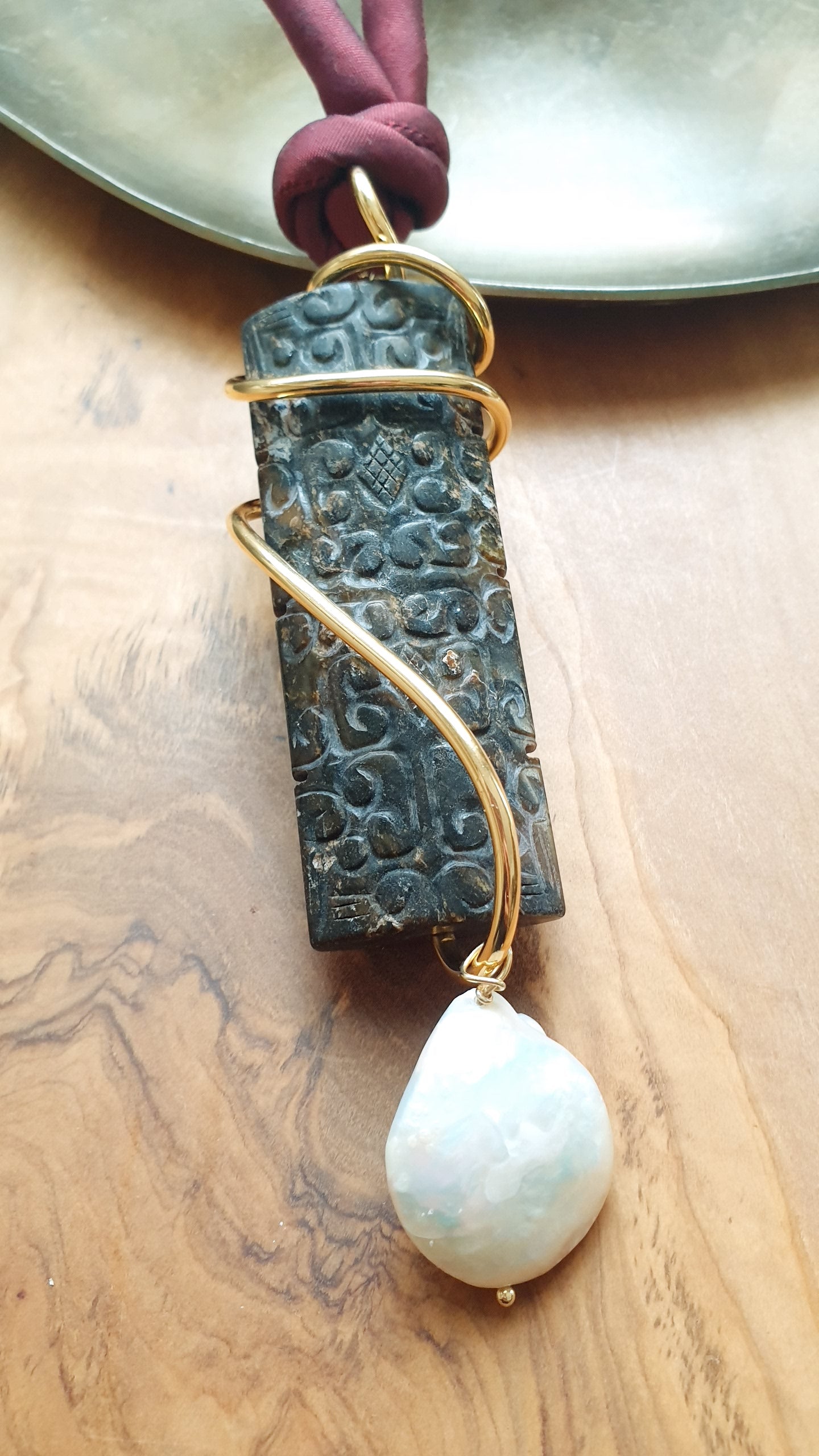 Lunga collana in seta con giada e perla barocca