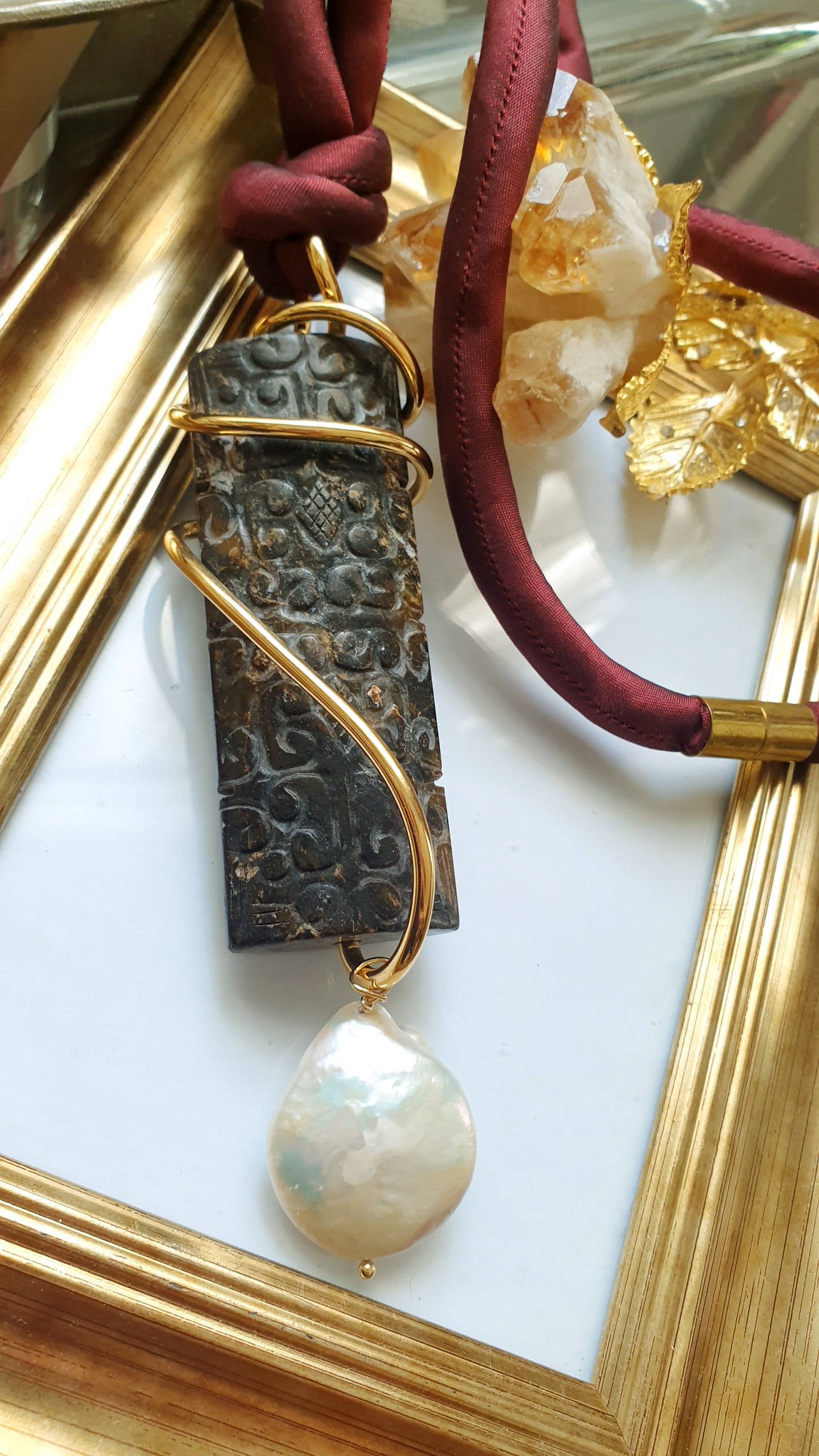 Lunga collana in seta con giada e perla barocca