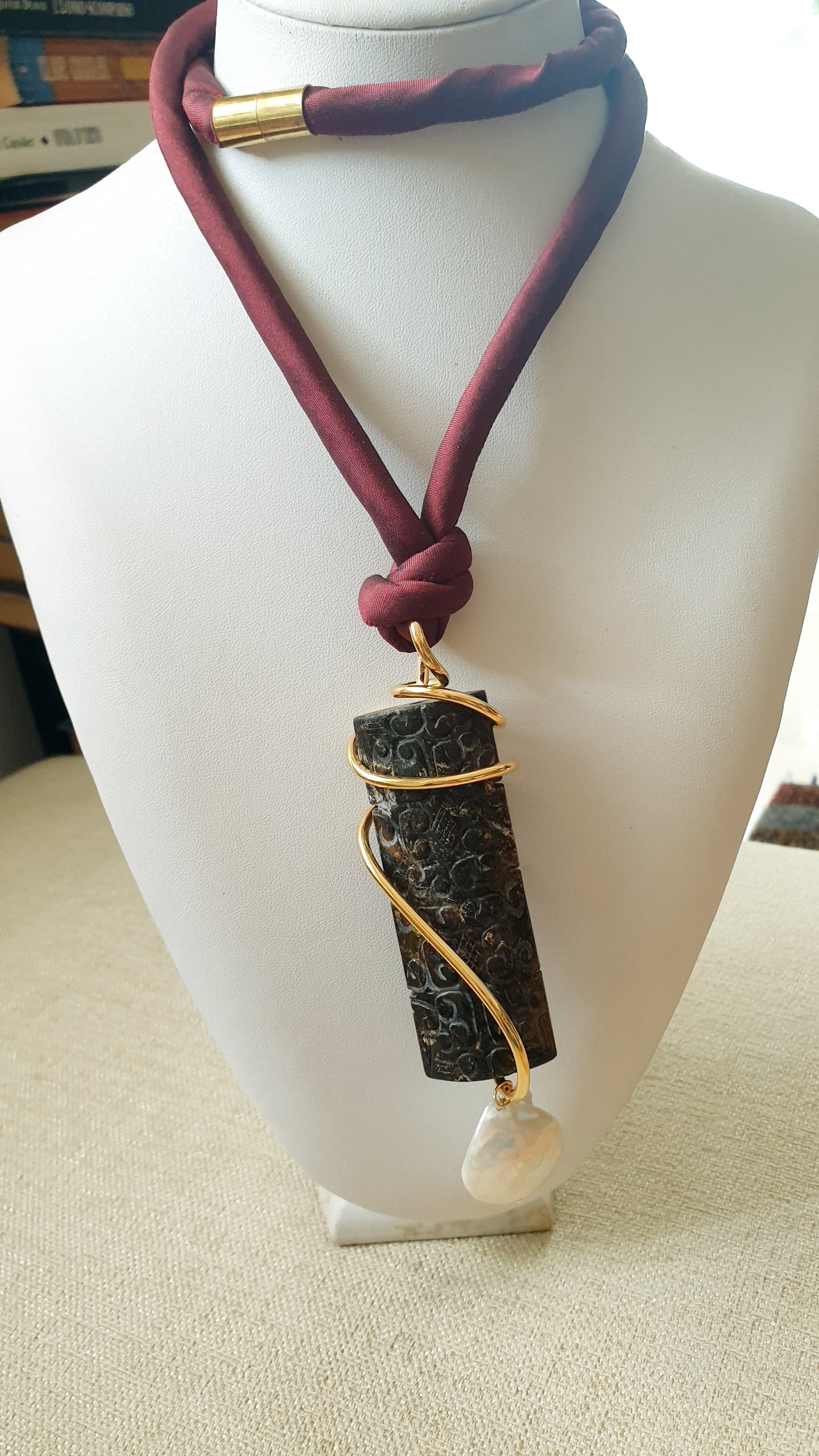 Lunga collana in seta con giada e perla barocca