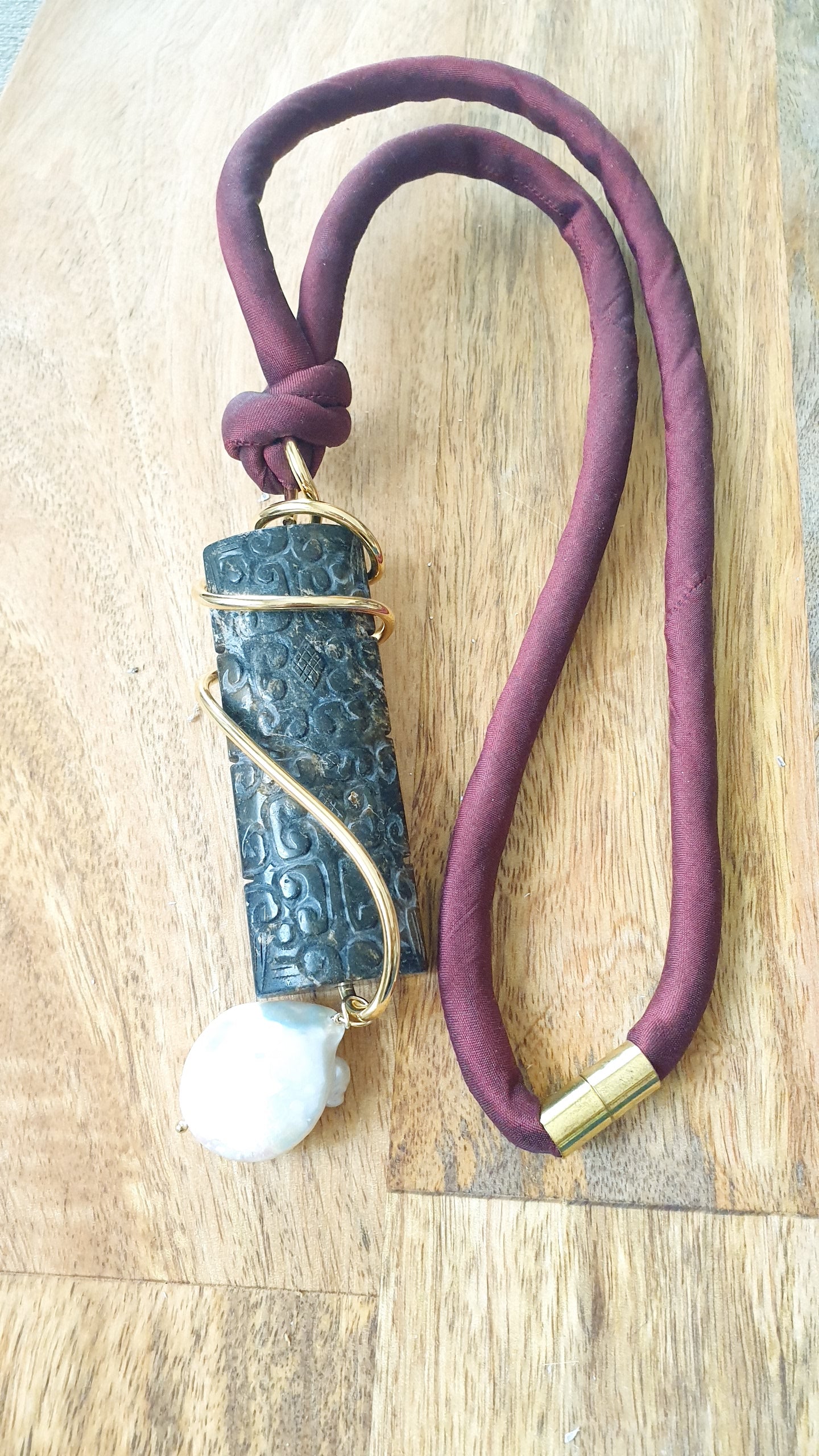 Lunga collana in seta con giada e perla barocca