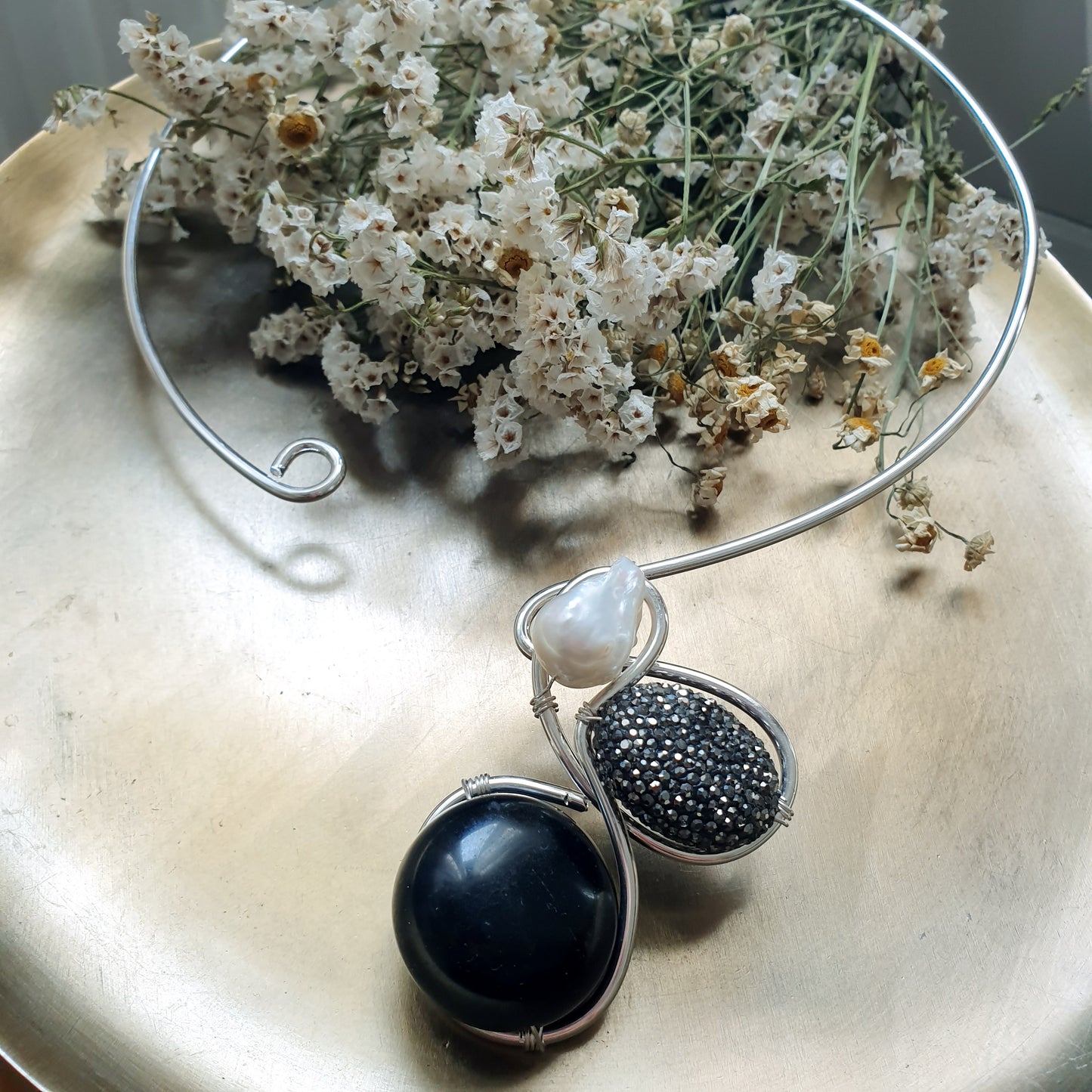 Girocollo placcato argento con perla barocca, marcassite, resina