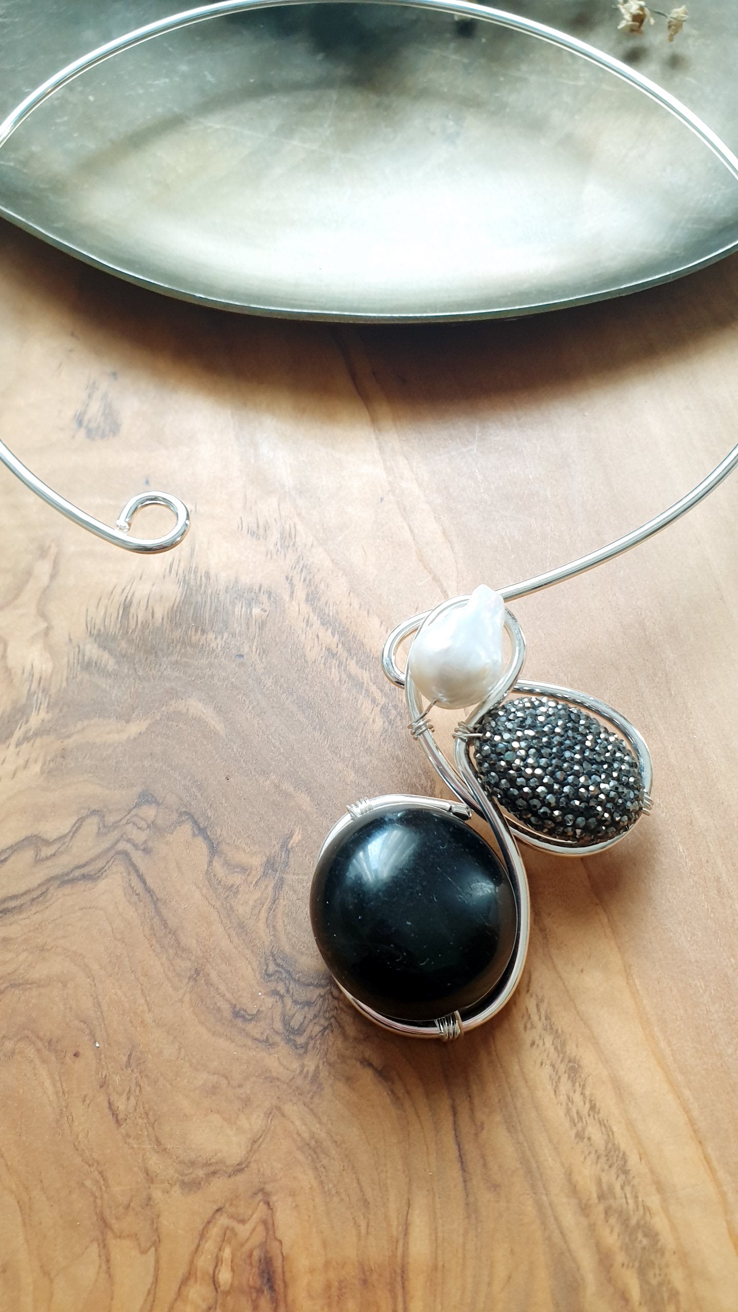 Girocollo placcato argento con perla barocca, marcassite, resina