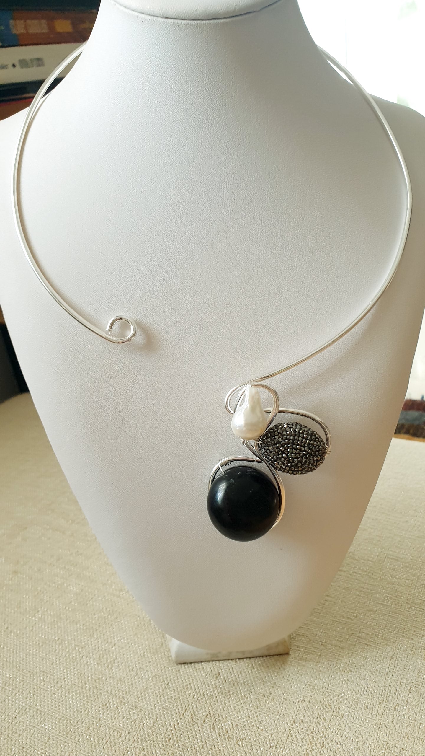 Girocollo placcato argento con perla barocca, marcassite, resina