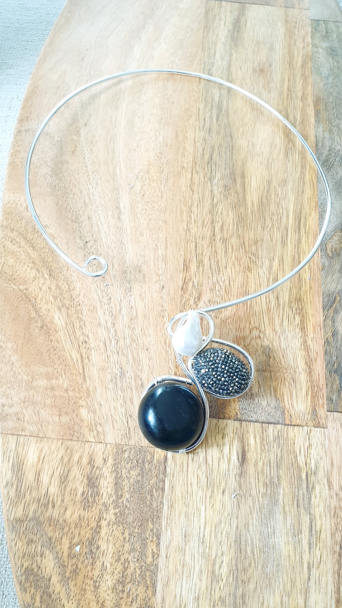 Girocollo placcato argento con perla barocca, marcassite, resina