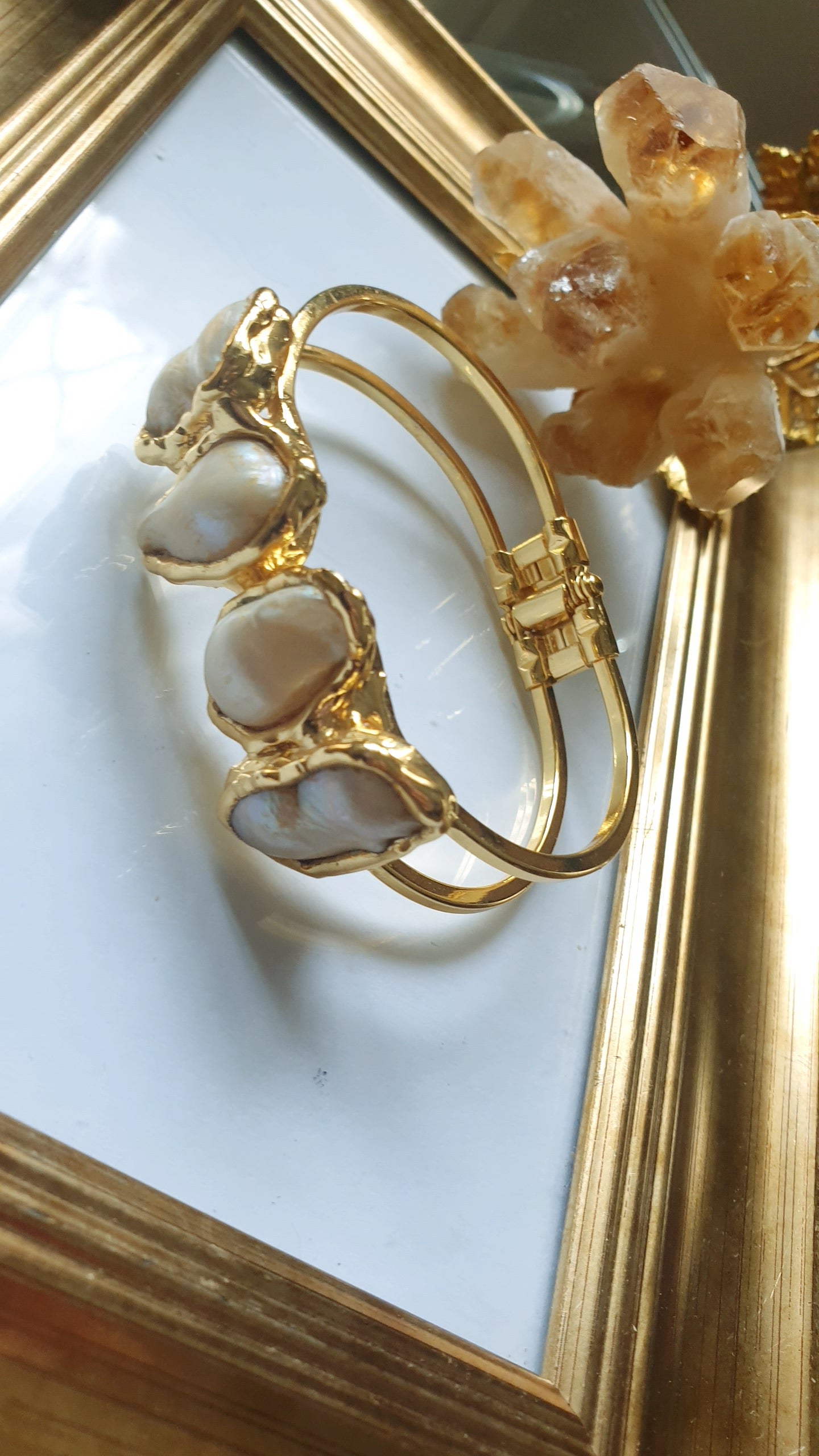 Bracciale in ottone con perle barocche