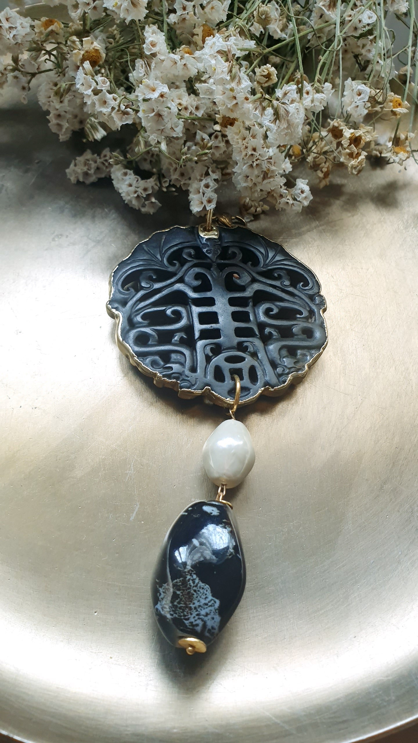 Ciondolo Mala con giada, ceramica, perla barocca