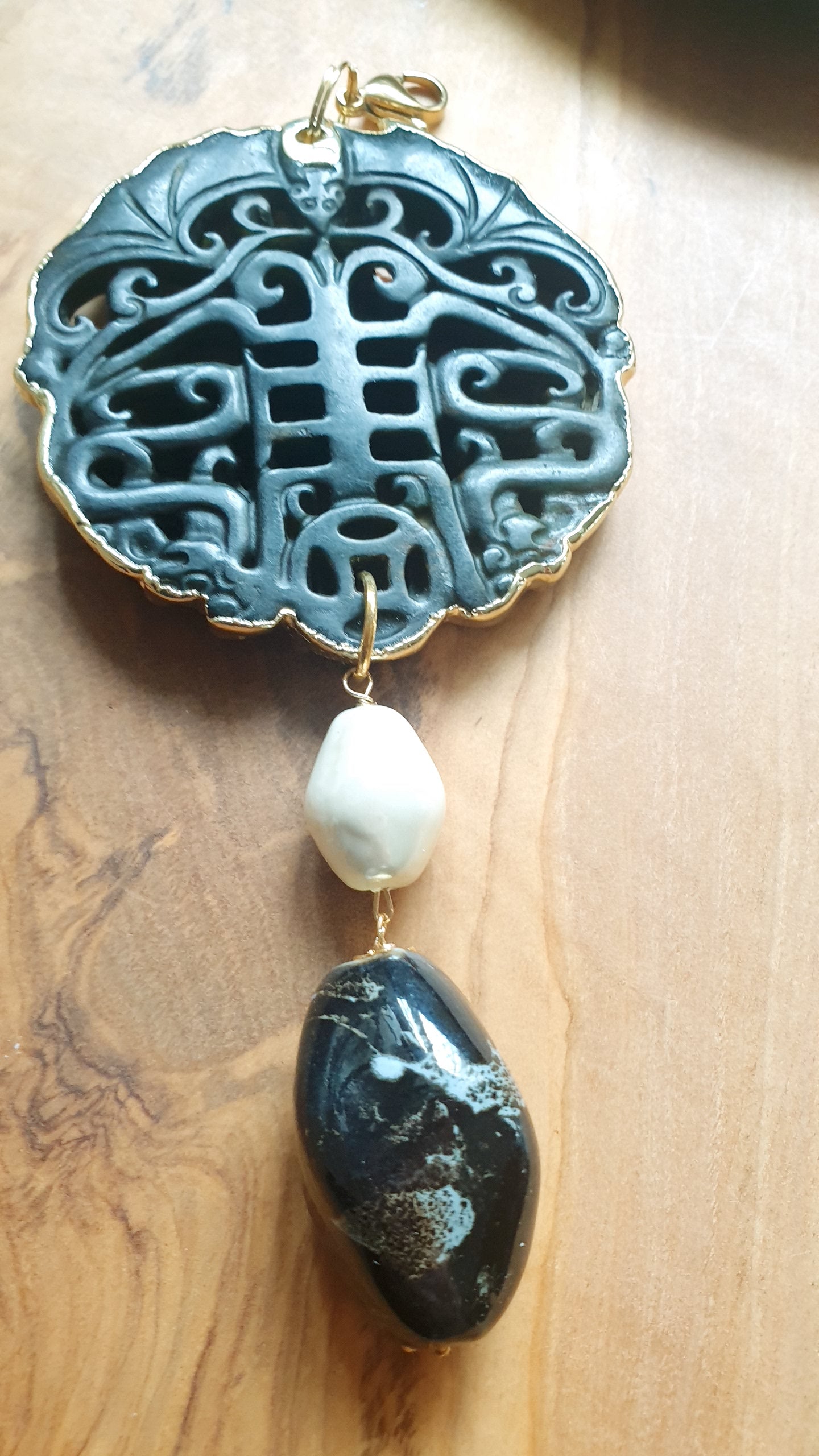 Ciondolo Mala con giada, ceramica, perla barocca