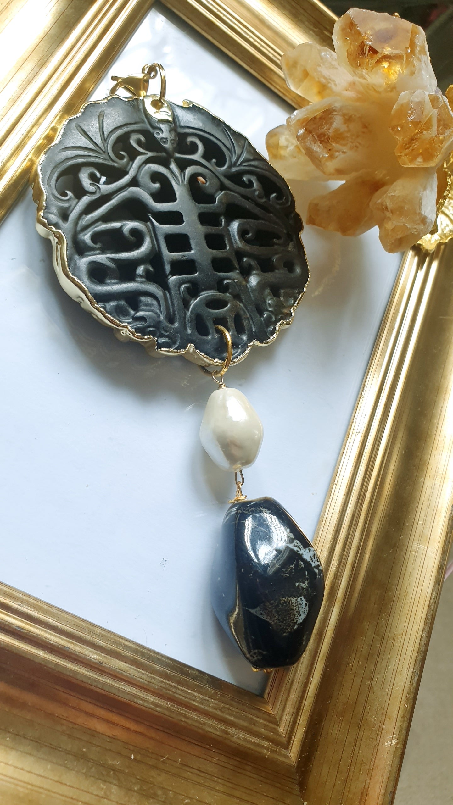 Ciondolo Mala con giada, ceramica, perla barocca