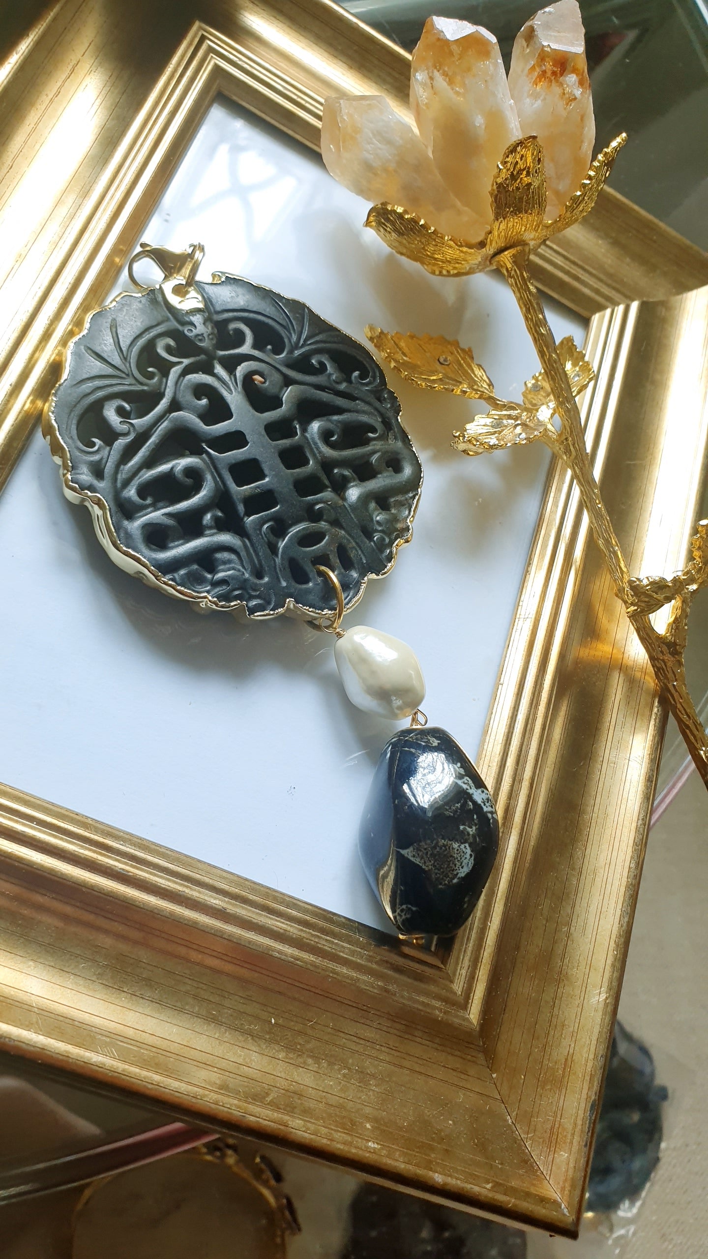 Ciondolo Mala con giada, ceramica, perla barocca