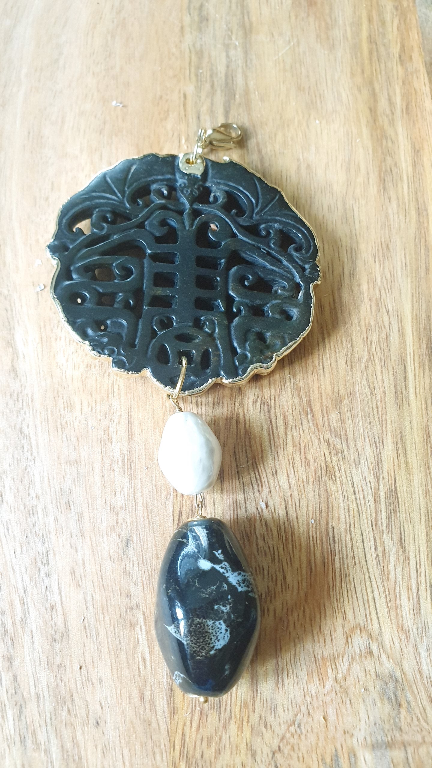 Ciondolo Mala con giada, ceramica, perla barocca