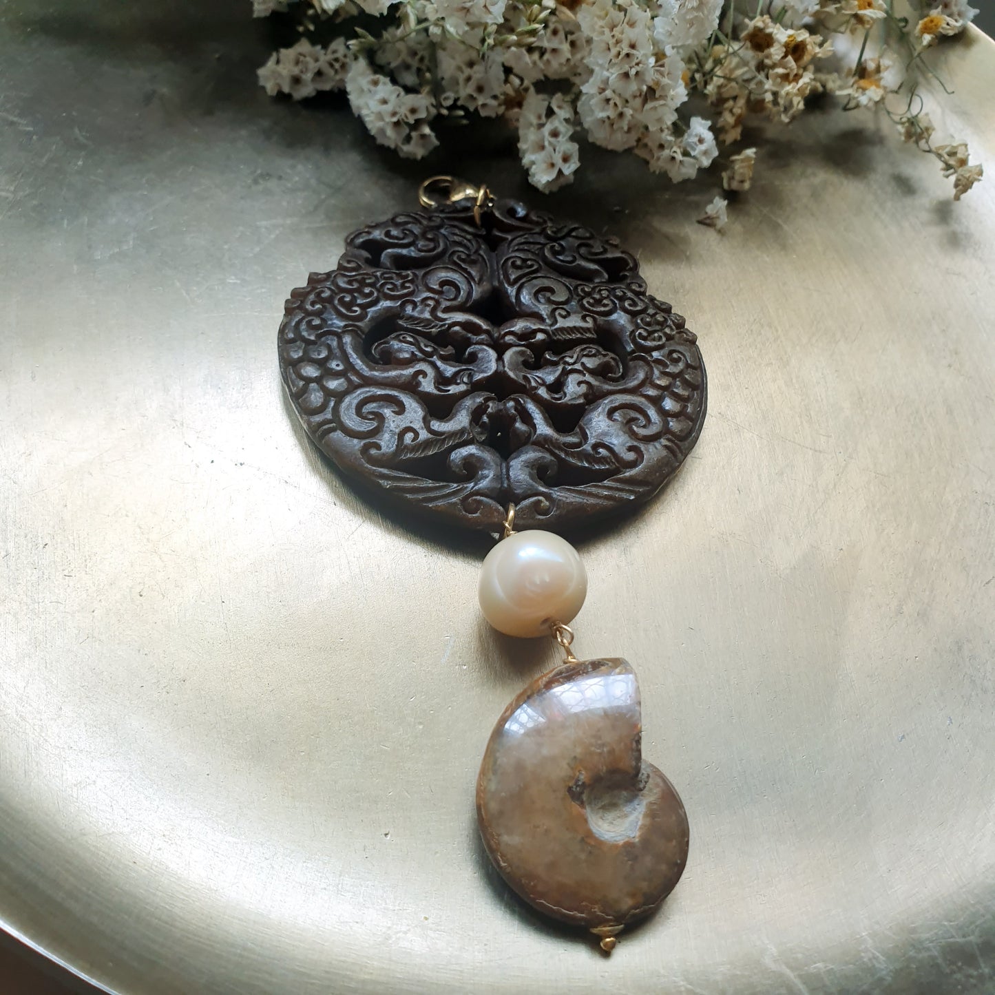Ciondolo Mala con giada intagliata, ammonite, perla barocca